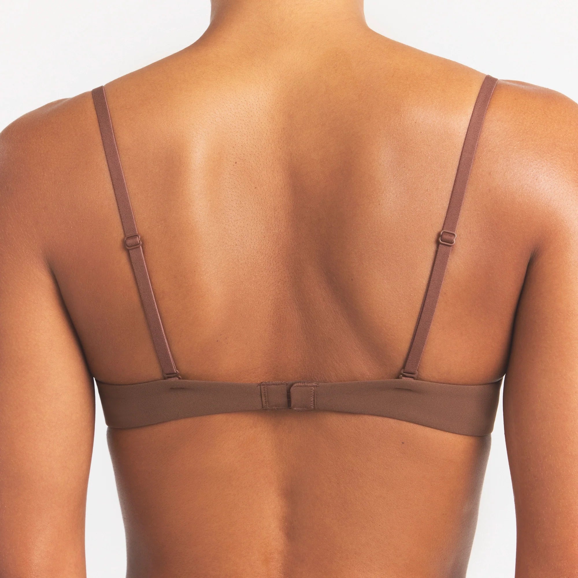 FITS EVERYBODY T-SHIRT BRA | JASPER ON A MODEL SIDE VIEW @ | FOCUS: 0.0, 1.0, 0.9