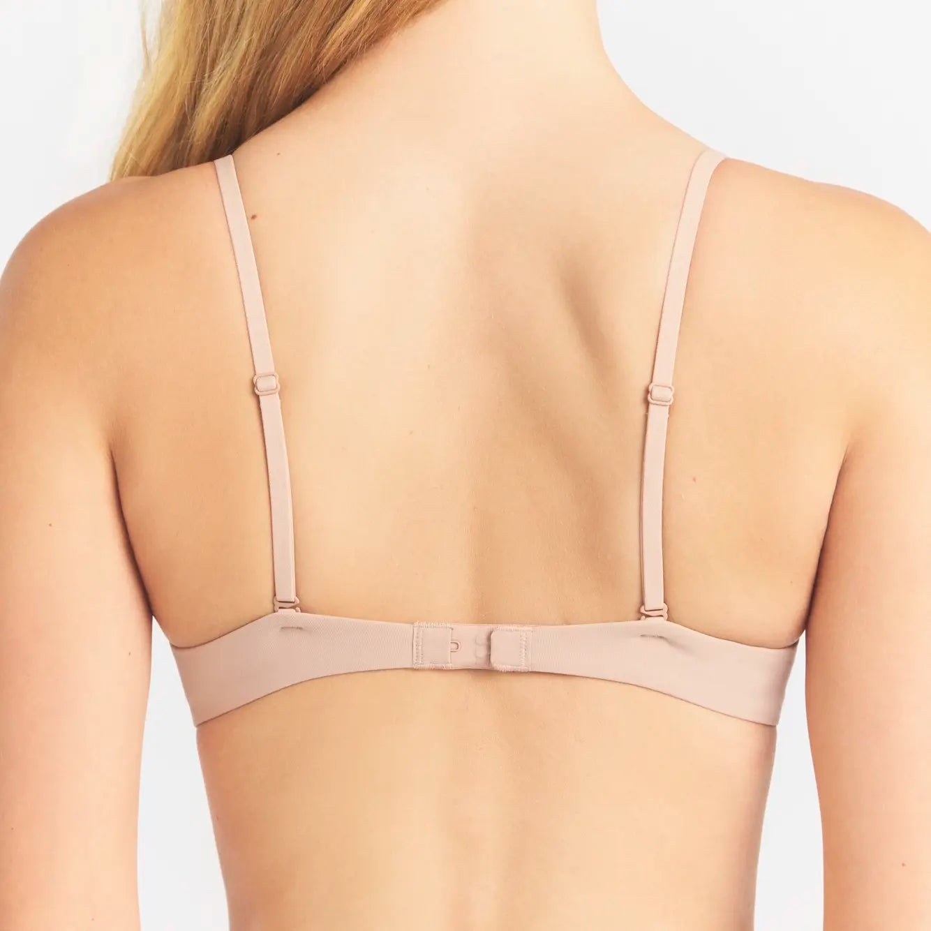 FITS EVERYBODY T-SHIRT BRA | MICA ON A MODEL SIDE VIEW @ | FOCUS: 0.0, 1.0, 0.9