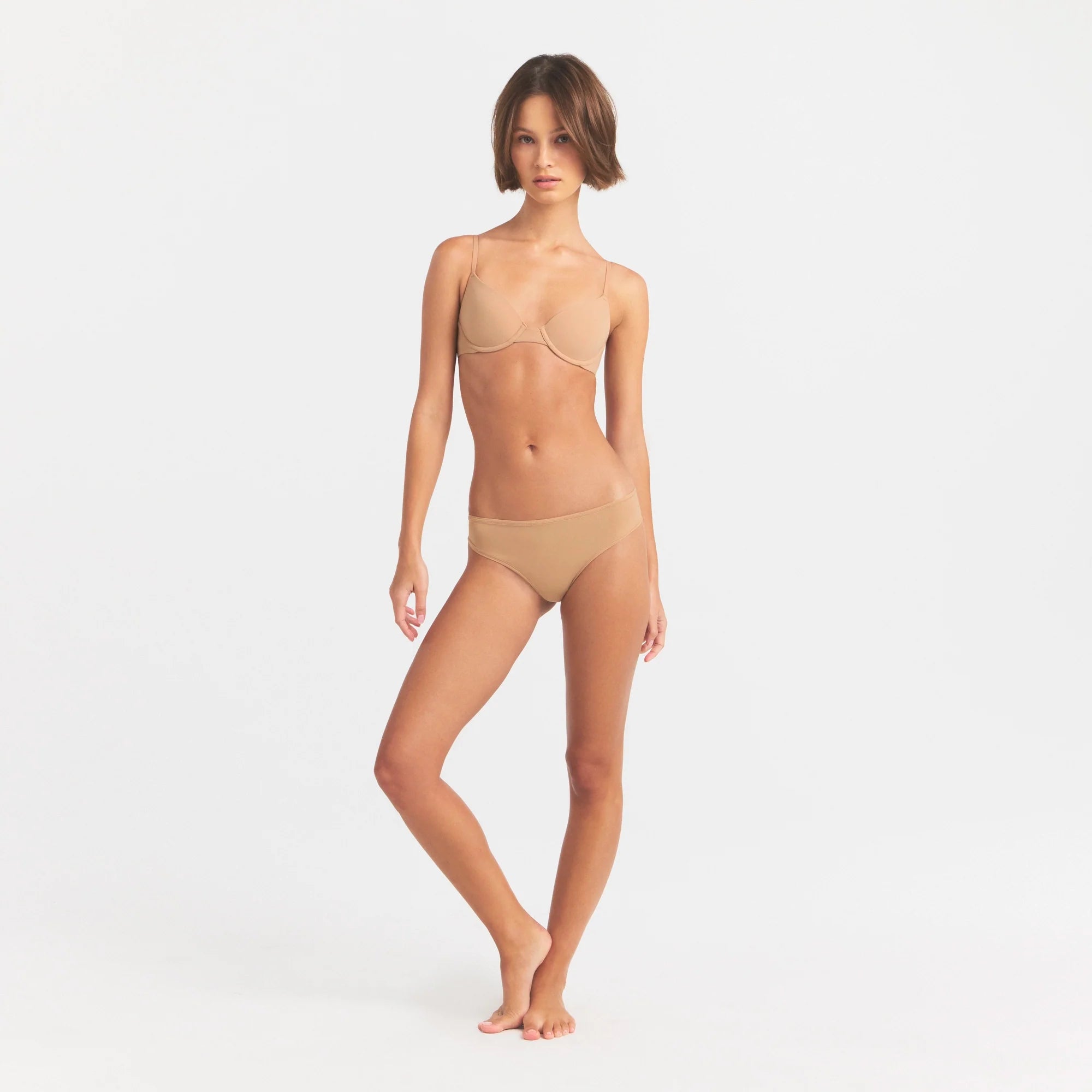FITS EVERYBODY T-SHIRT BRA | OCHRE ON A MODEL FRONT VIEW @ | FOCUS: 0.0, 1.0, 0.9