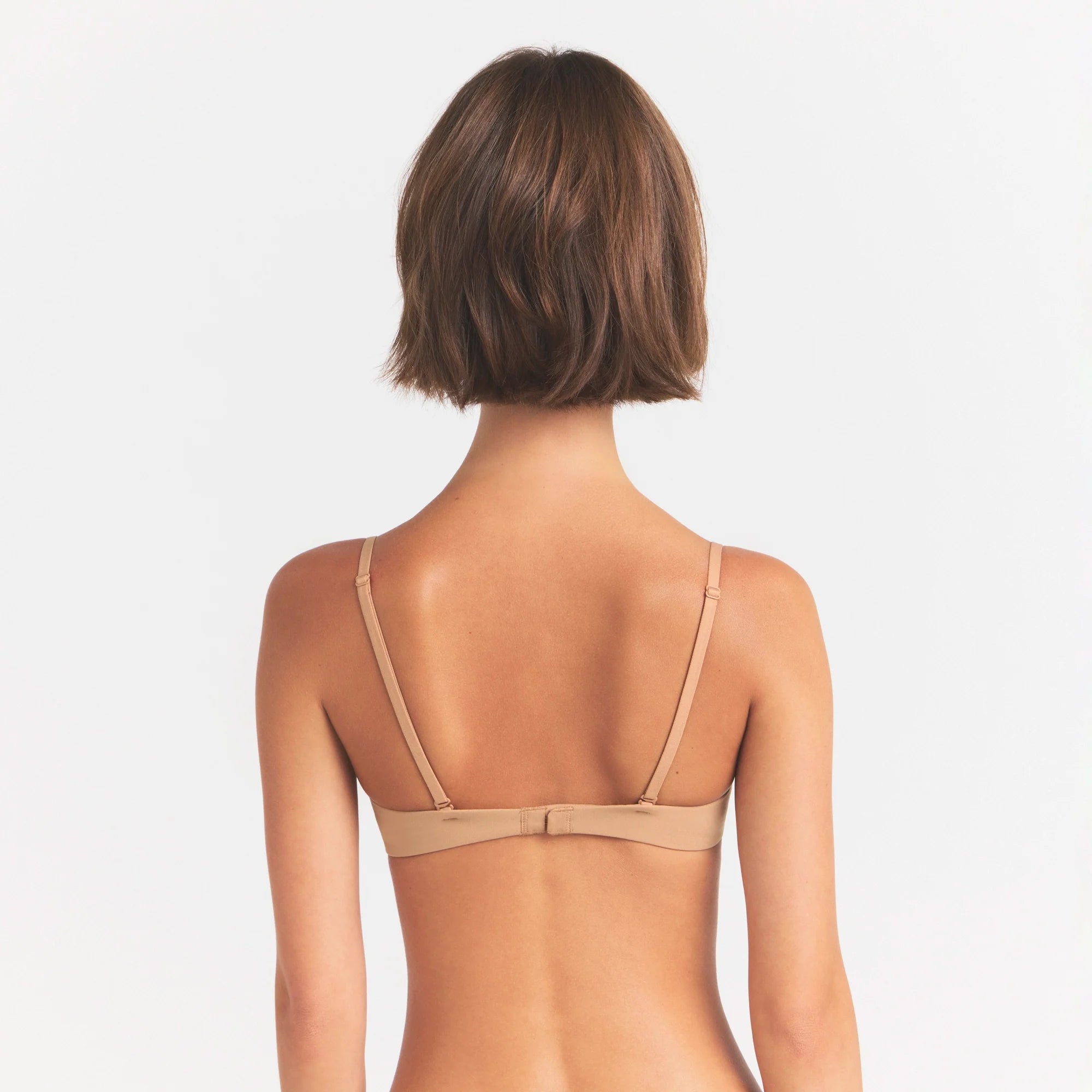 FITS EVERYBODY T-SHIRT BRA | OCHRE ON A MODEL SIDE VIEW @ | FOCUS: 0.0, 1.0, 0.9