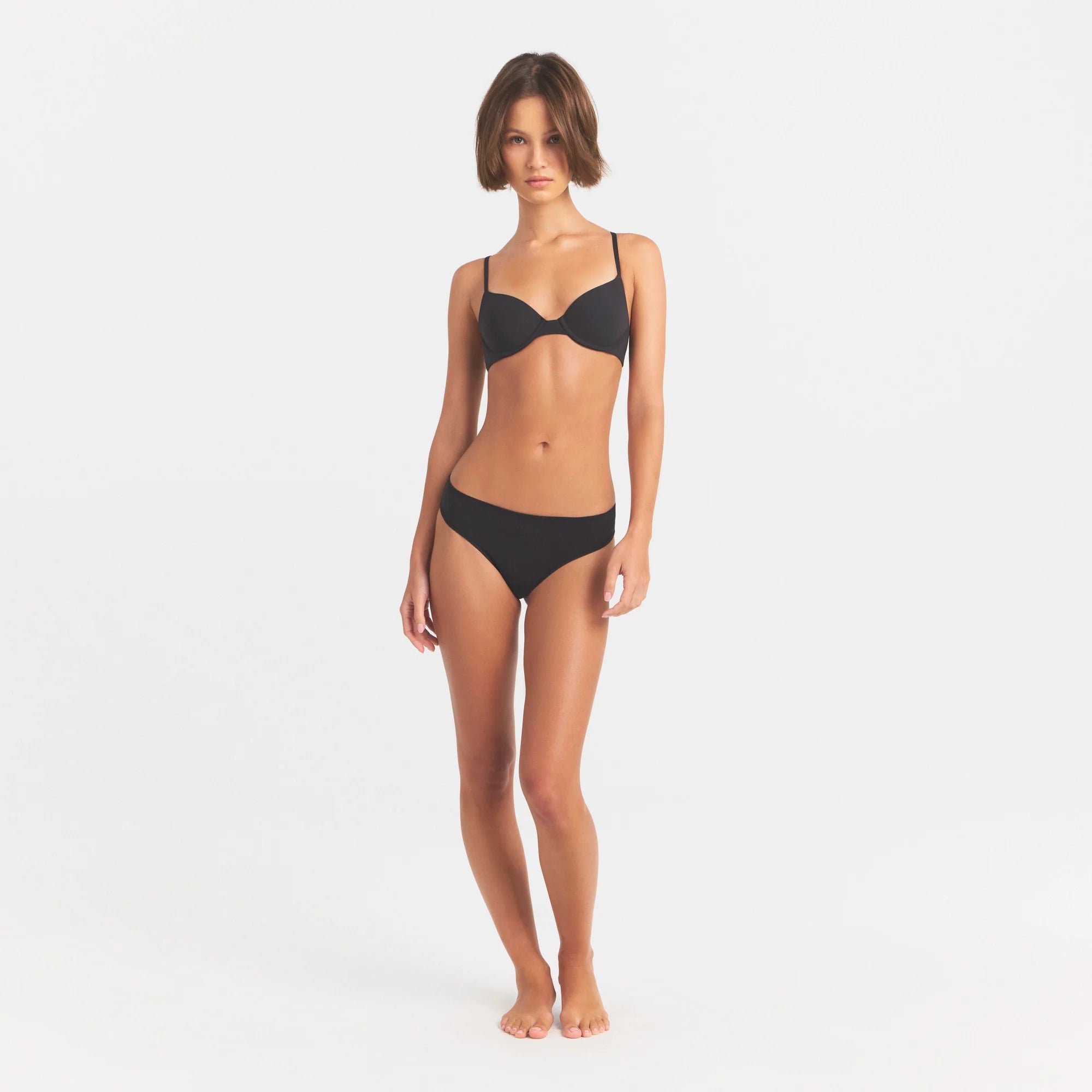 FITS EVERYBODY T-SHIRT BRA | ONYX ON A MODEL FRONT VIEW @ | FOCUS: 0.0, 1.0, 0.9