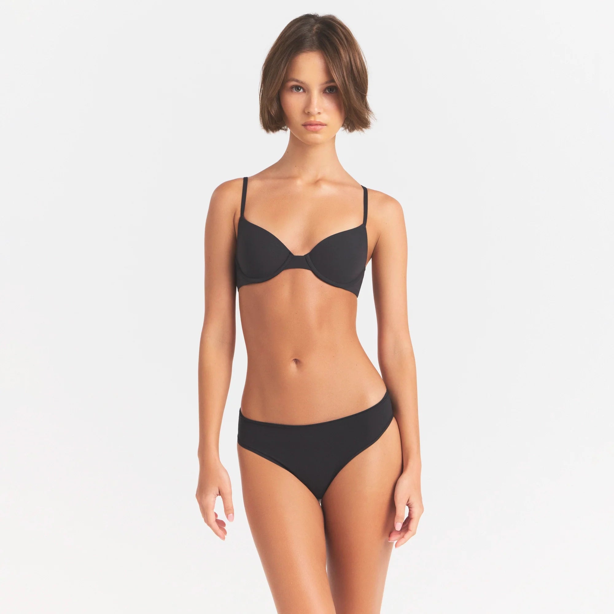 FITS EVERYBODY T-SHIRT BRA | ONYX ON A MODEL SIDE VIEW @ | FOCUS: 0.0, 1.0, 0.9