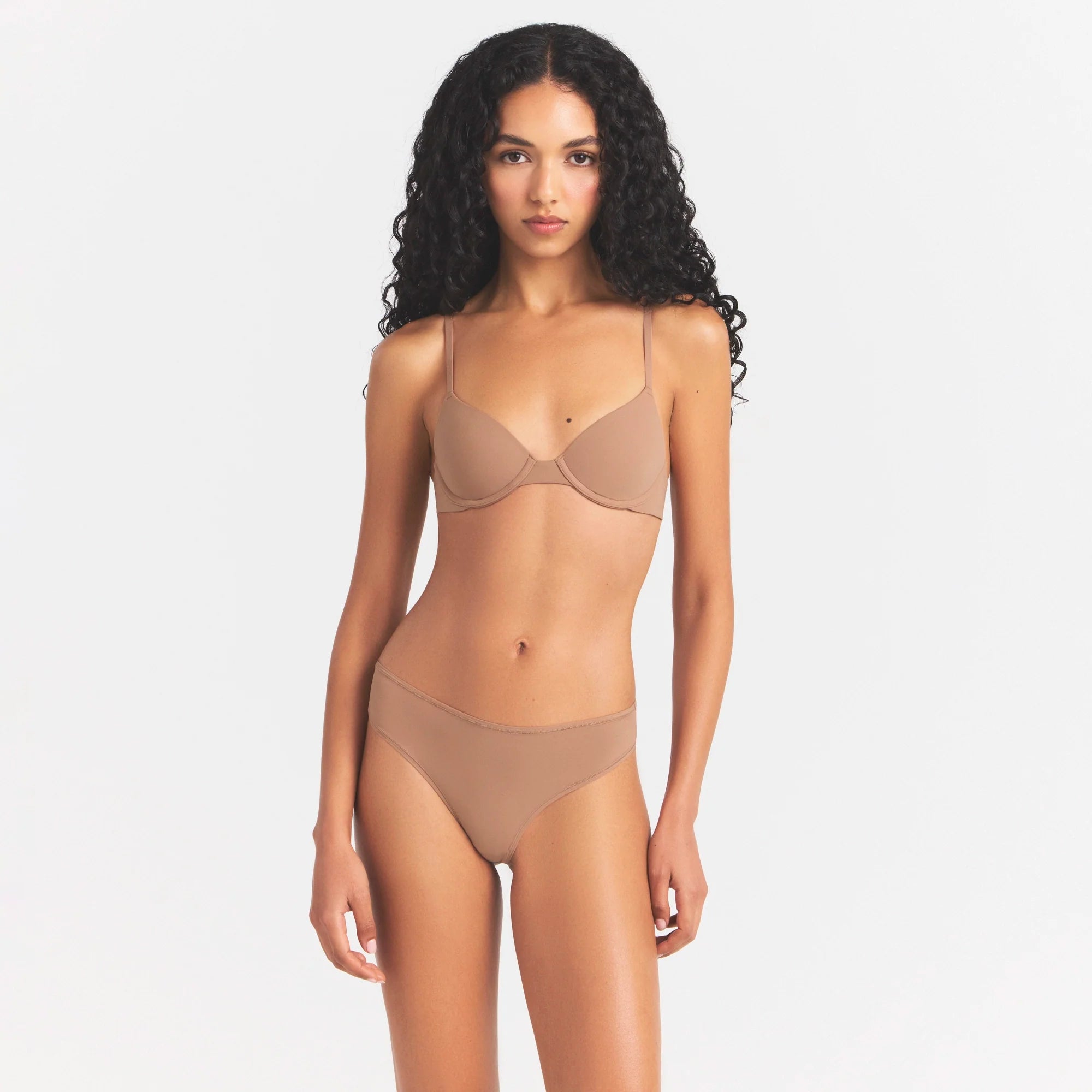 FITS EVERYBODY T-SHIRT BRA | SIENNA ON A MODEL SIDE VIEW @ | FOCUS: 0.0, 1.0, 0.9