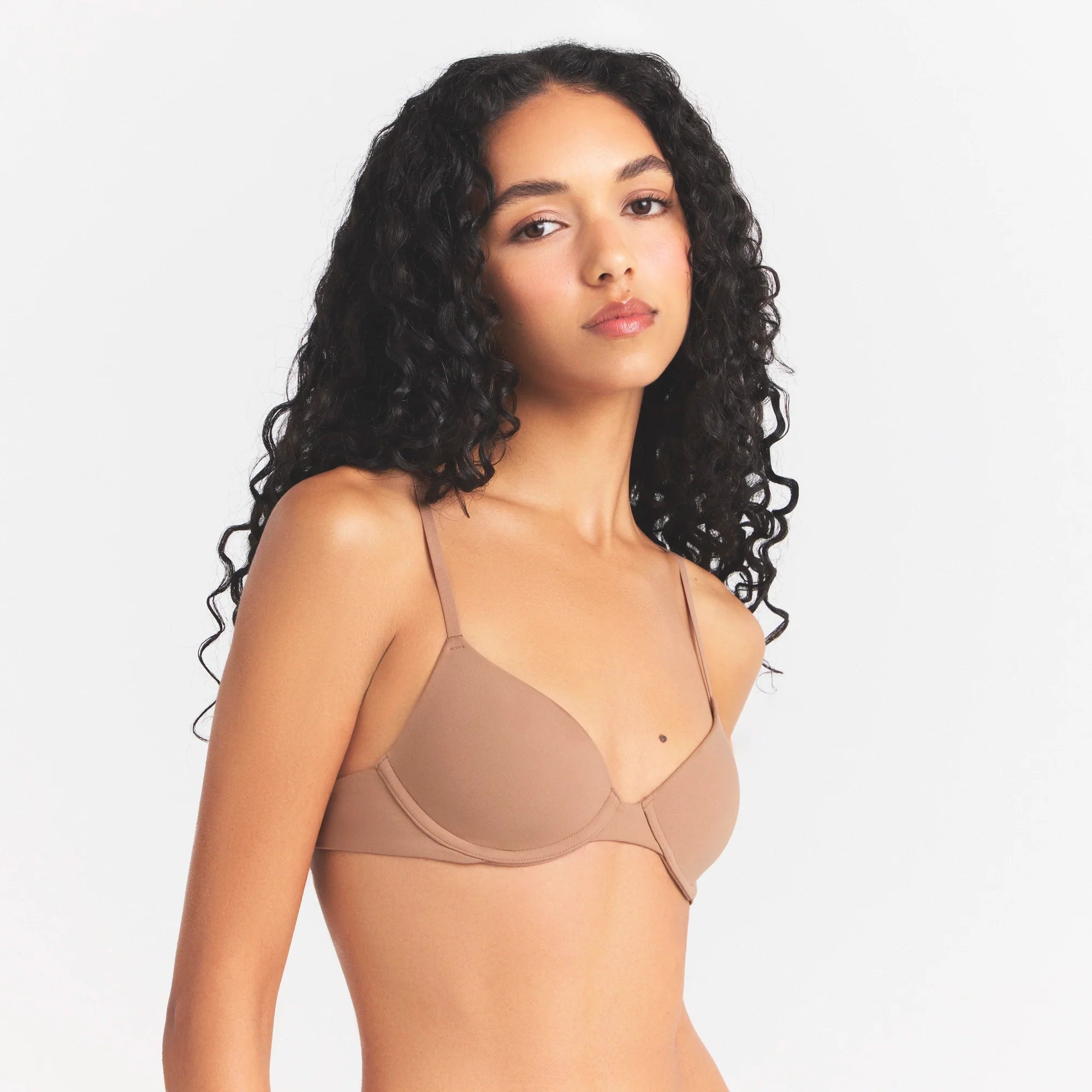 FITS EVERYBODY T-SHIRT BRA | SIENNA ON A MODEL SIDE VIEW @ | FOCUS: 0.0, 1.0, 0.9