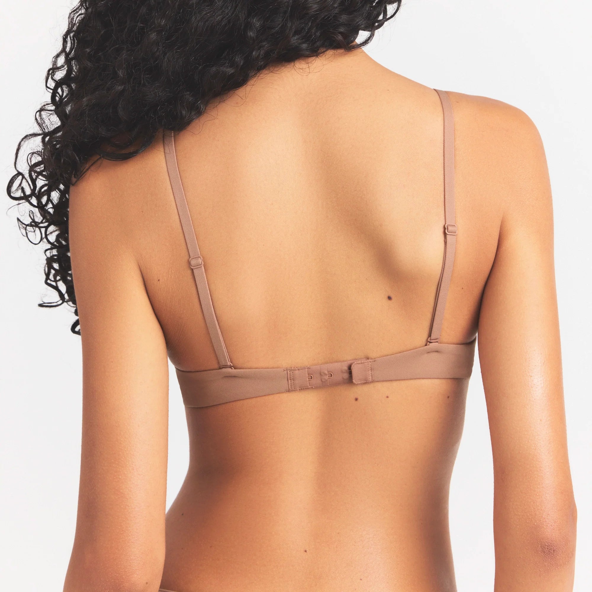 FITS EVERYBODY T-SHIRT BRA | SIENNA ON A MODEL SIDE VIEW @ | FOCUS: 0.0, 1.0, 0.9