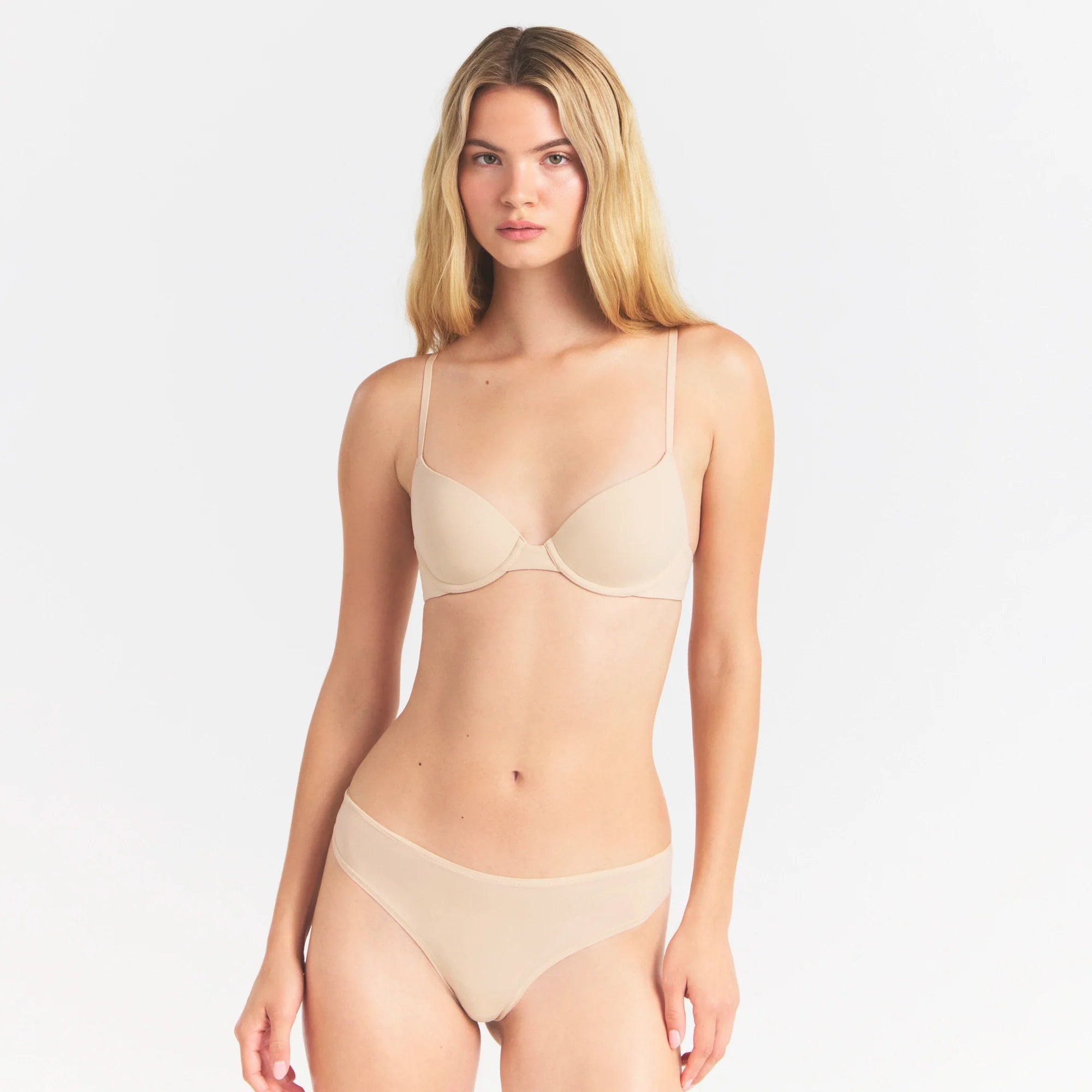 FITS EVERYBODY T-SHIRT BRA | SAND ON A MODEL SIDE VIEW  @ | FOCUS: 0.0, 1.0, 0.9