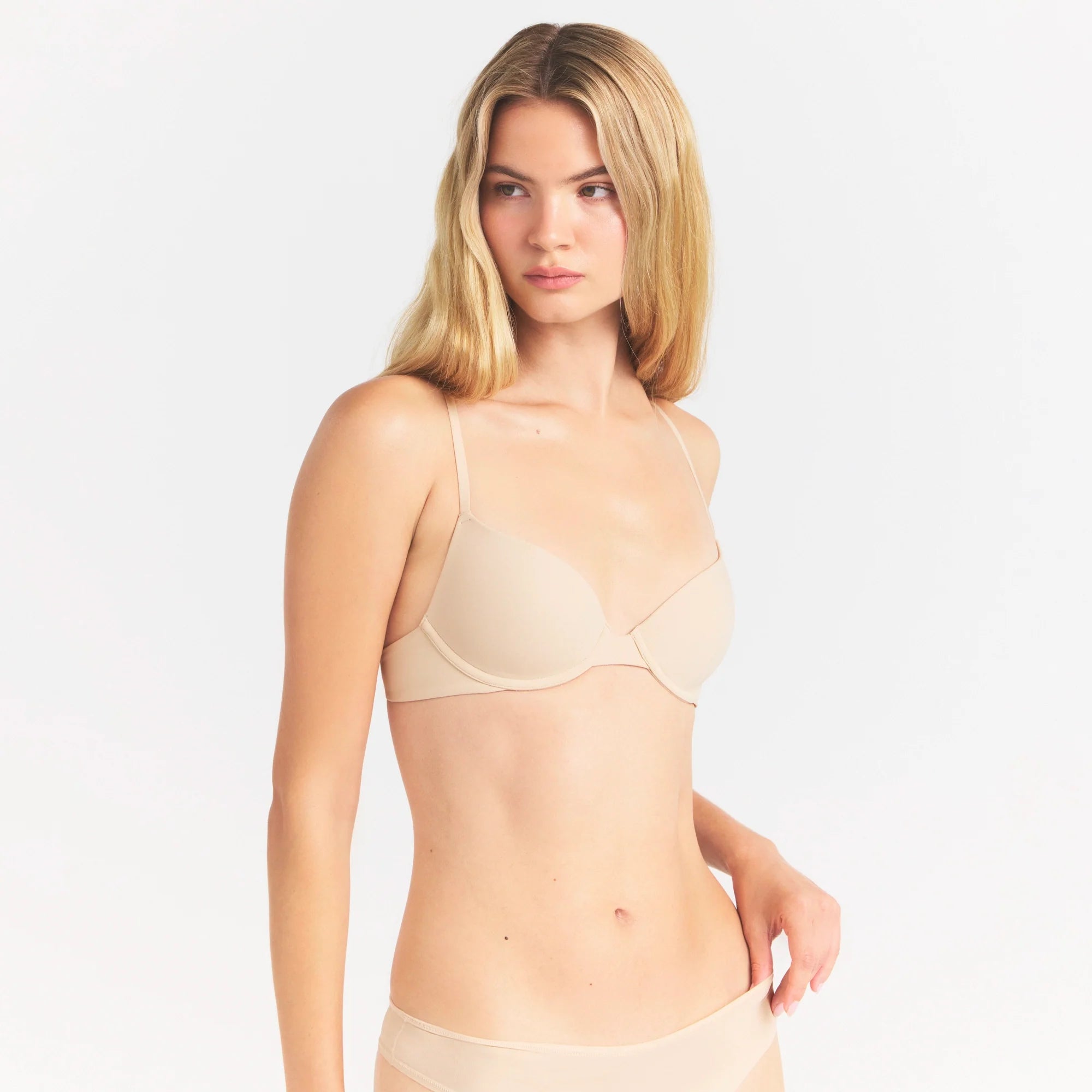 FITS EVERYBODY T-SHIRT BRA | SAND ON A MODEL SIDE VIEW @ | FOCUS: 0.0, 1.0, 0.9