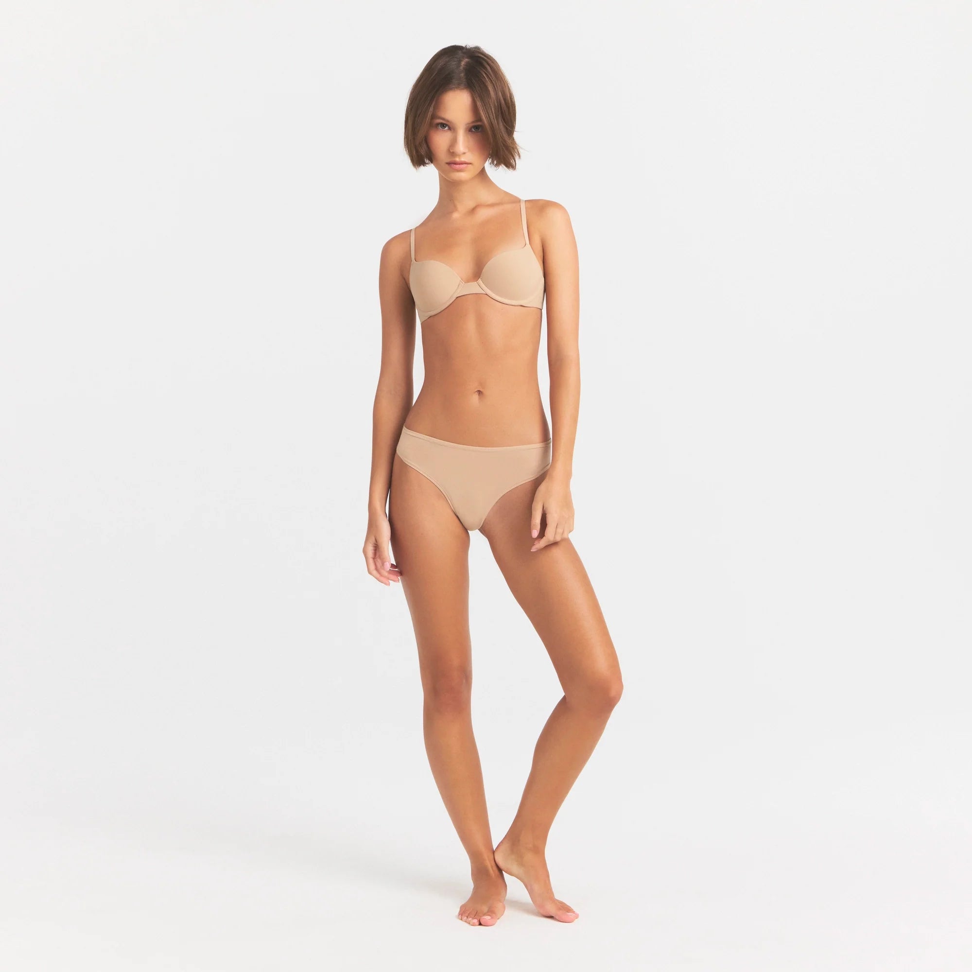 FITS EVERYBODY PUSH-UP BRA | CLAY ON A MODEL FRONT VIEW @ | FOCUS: 0.0, 1.0, 0.9