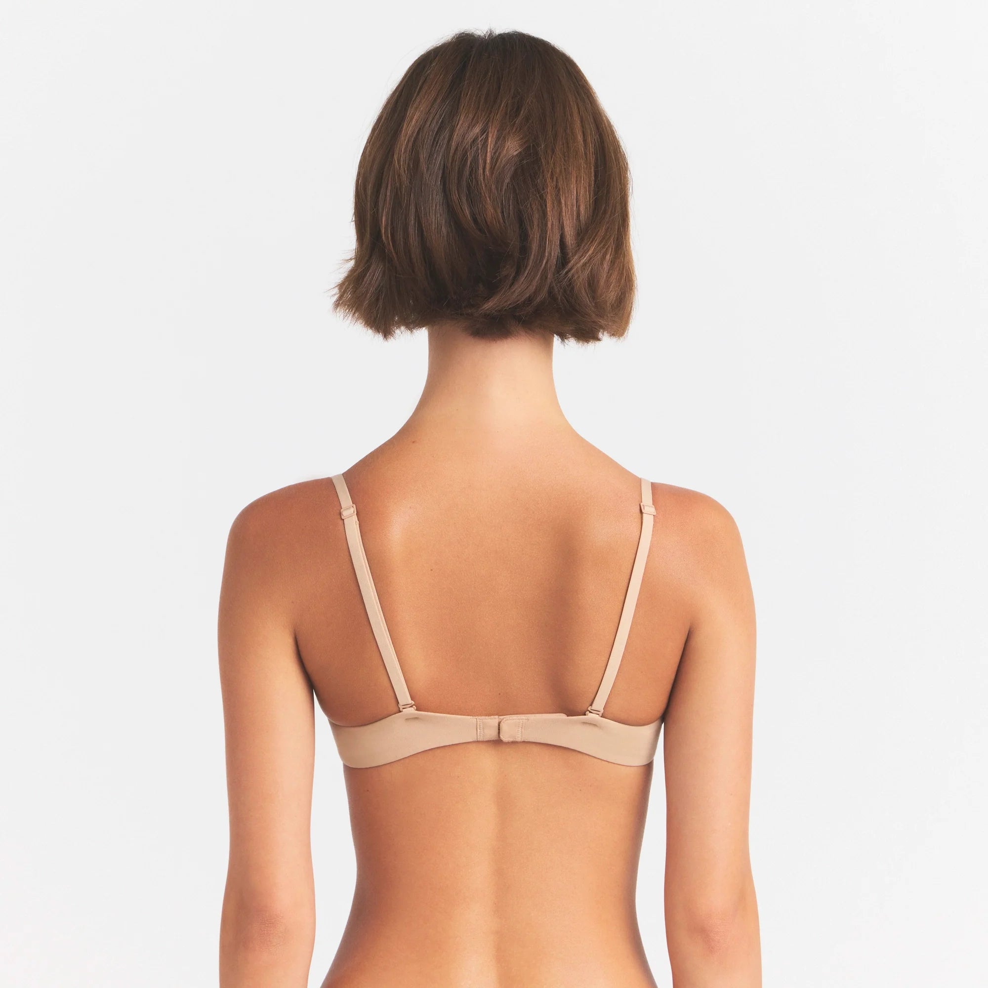 FITS EVERYBODY PUSH-UP BRA | CLAY ON A MODEL SIDE VIEW @ | FOCUS: 0.0, 1.0, 0.9
