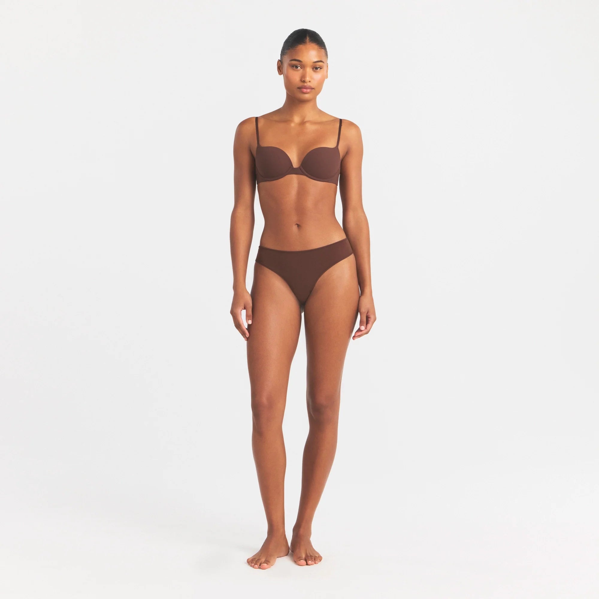 FITS EVERYBODY PUSH-UP BRA | COCOA ON A MODEL FRONT VIEW @ | FOCUS: 0.0, 1.0, 0.9