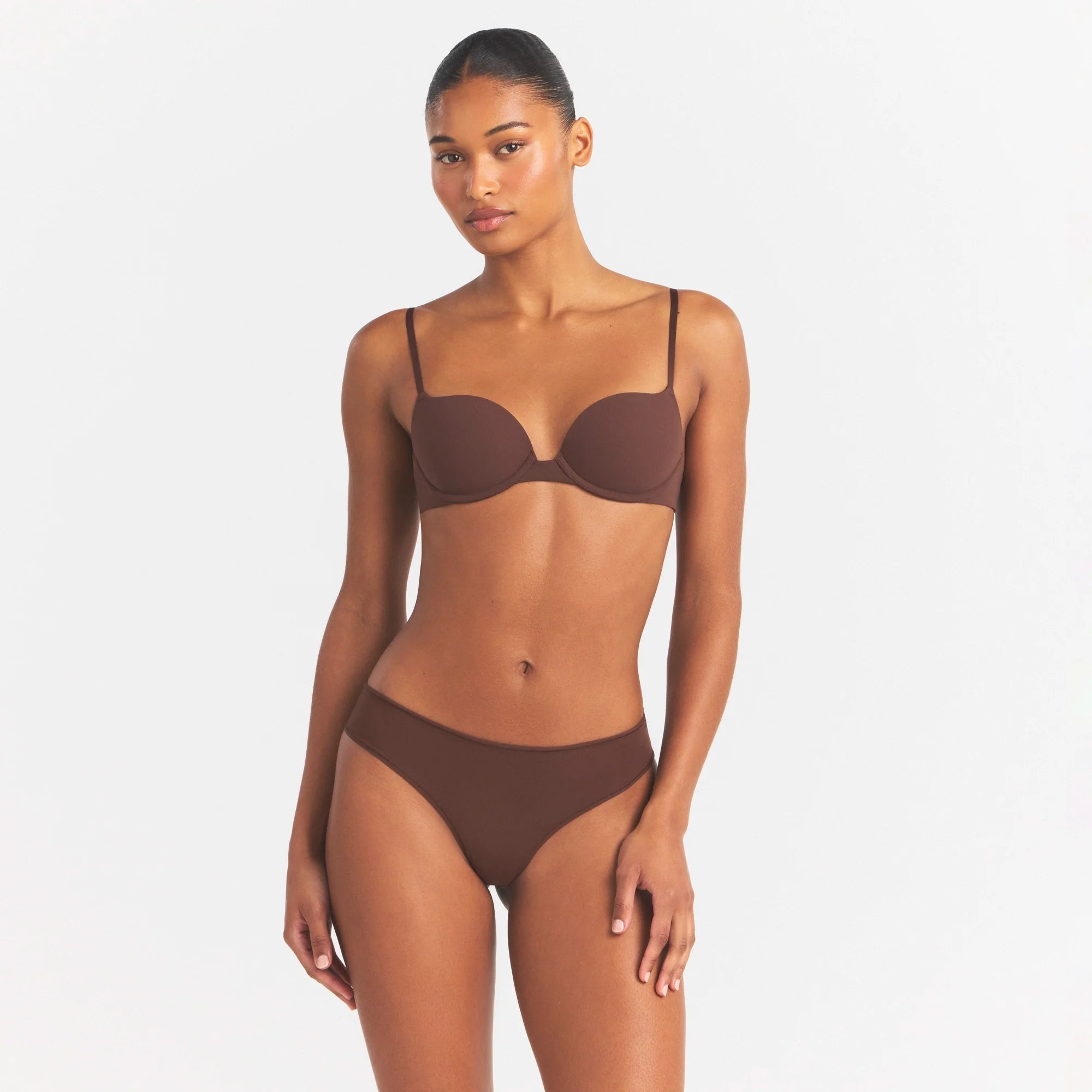 FITS EVERYBODY PUSH-UP BRA | COCOA ON A MODEL SIDE VIEW @ | FOCUS: 0.0, 1.0, 0.9