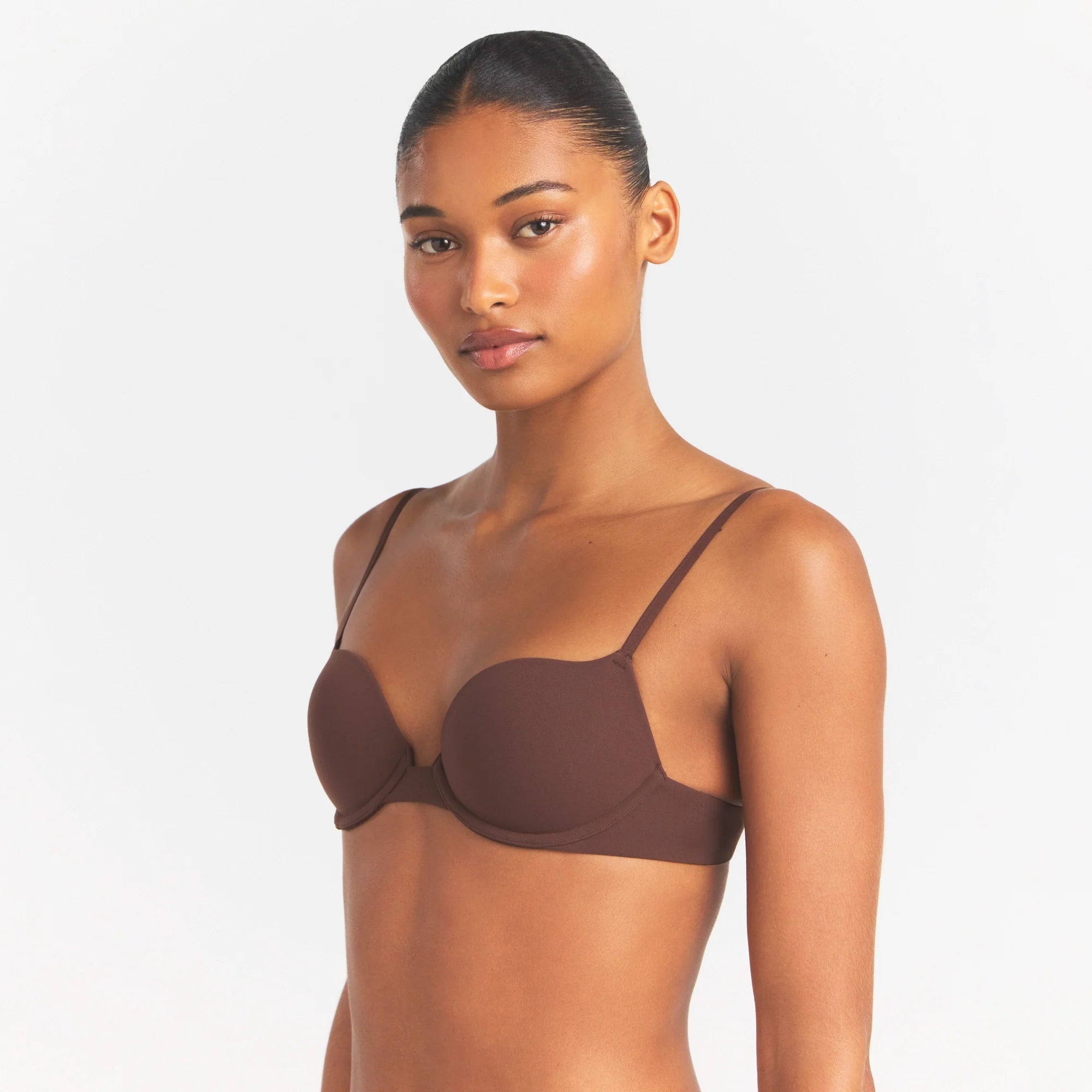 FITS EVERYBODY PUSH-UP BRA | COCOA ON A MODEL SIDE VIEW @ | FOCUS: 0.0, 1.0, 0.9