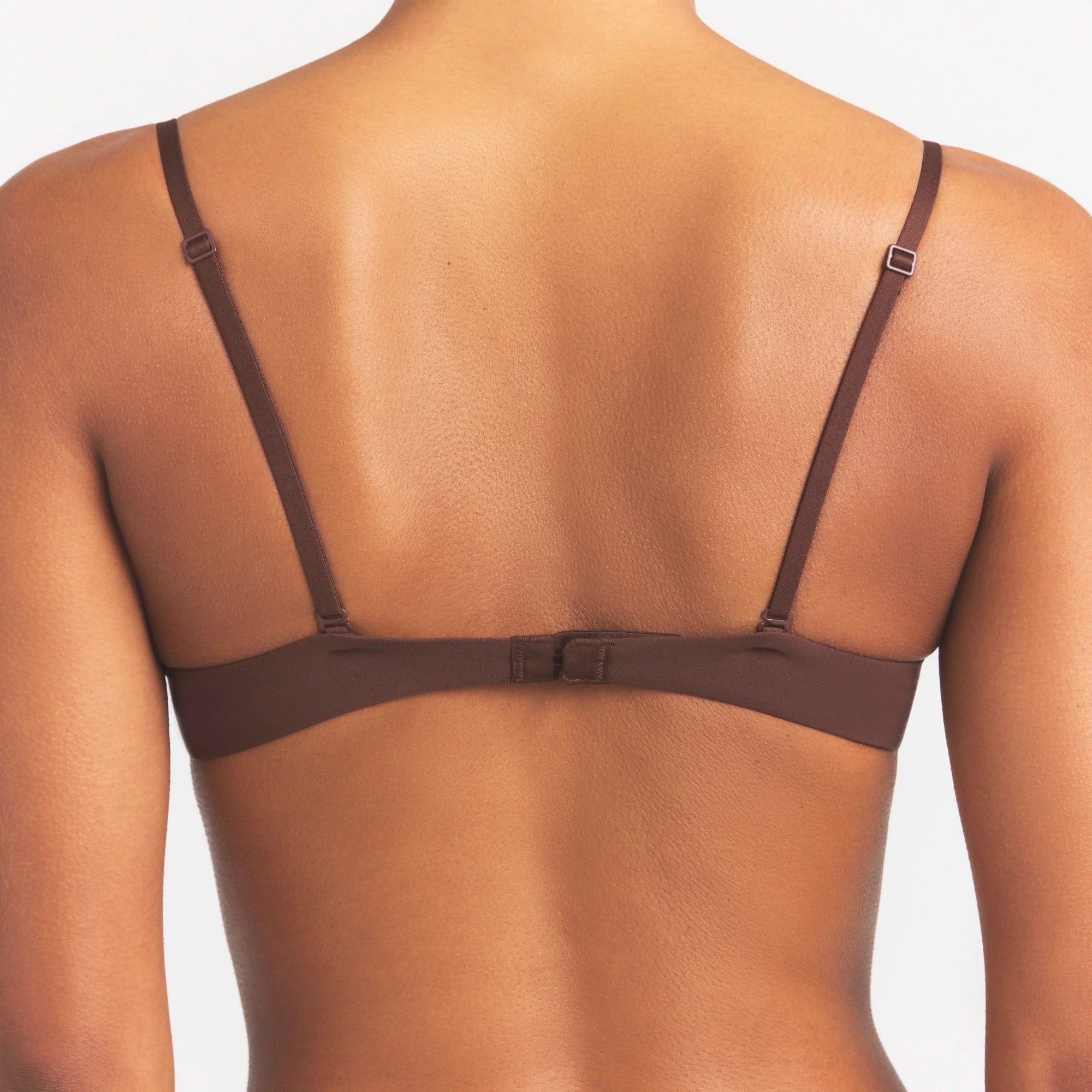 FITS EVERYBODY PUSH-UP BRA | COCOA ON A MODEL SIDE VIEW @ | FOCUS: 0.0, 1.0, 0.9