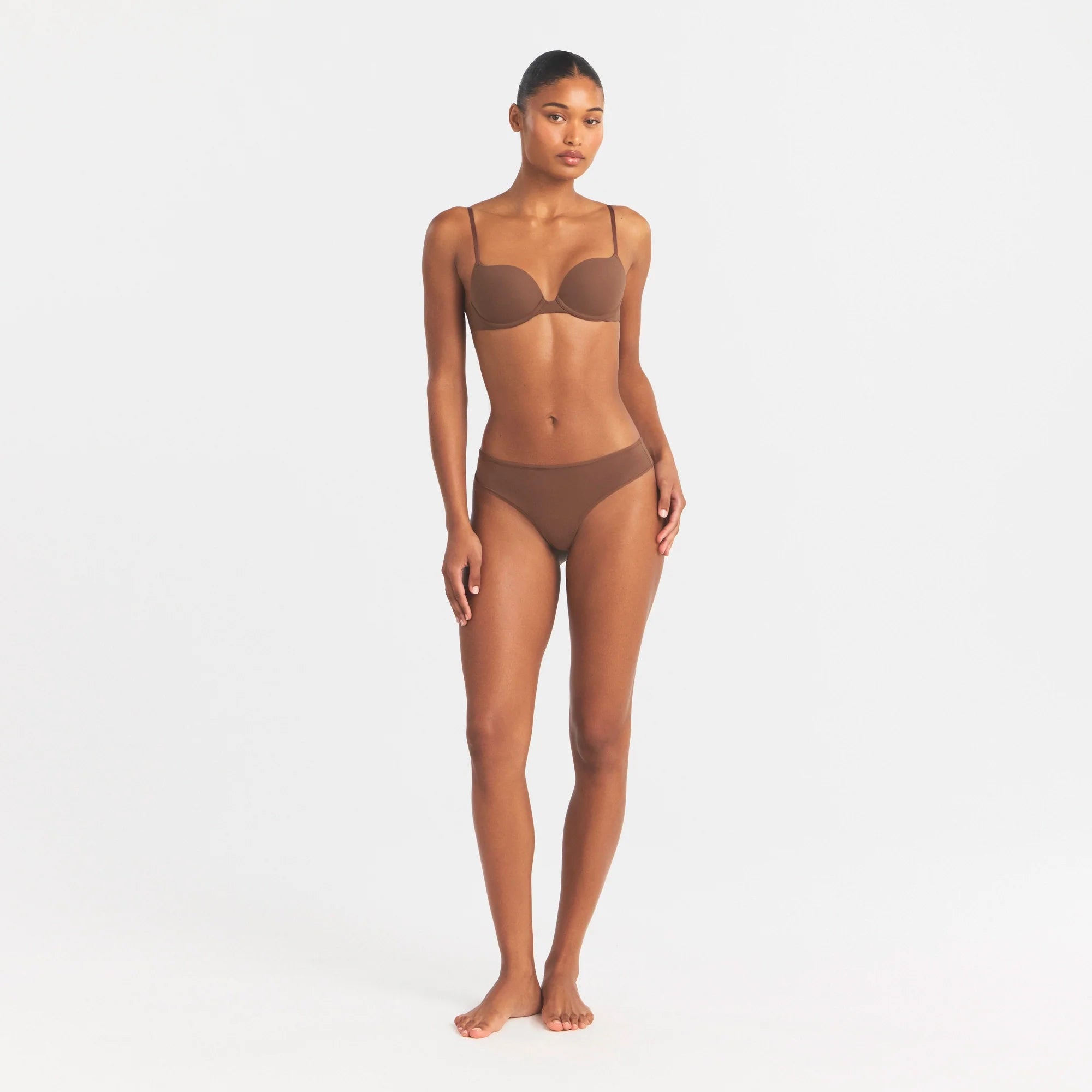 FITS EVERYBODY PUSH-UP BRA | JASPER ON A MODEL FRONT VIEW @ | FOCUS: 0.0, 1.0, 0.9