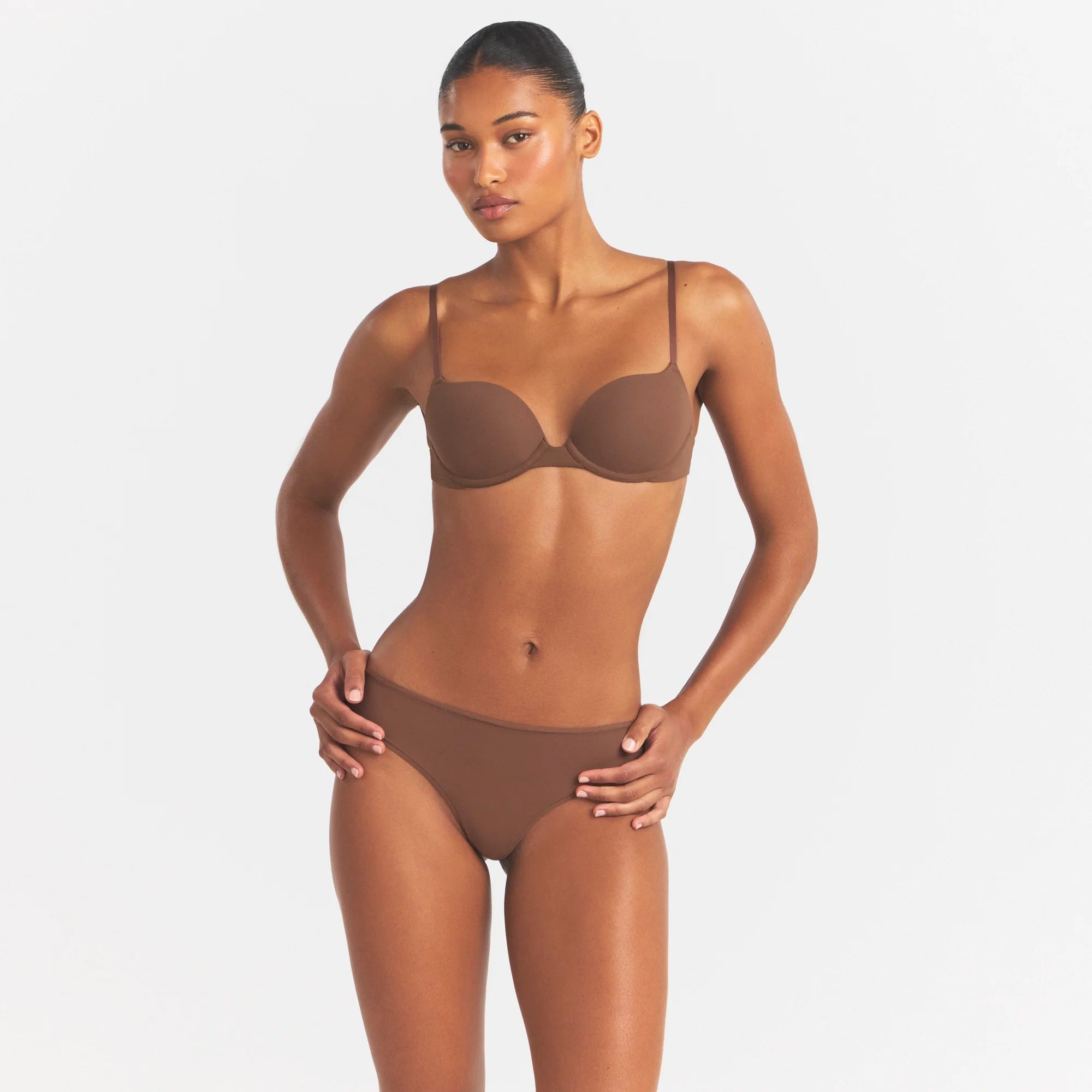 FITS EVERYBODY PUSH-UP BRA | JASPER ON A MODEL SIDE VIEW @ | FOCUS: 0.0, 1.0, 0.9
