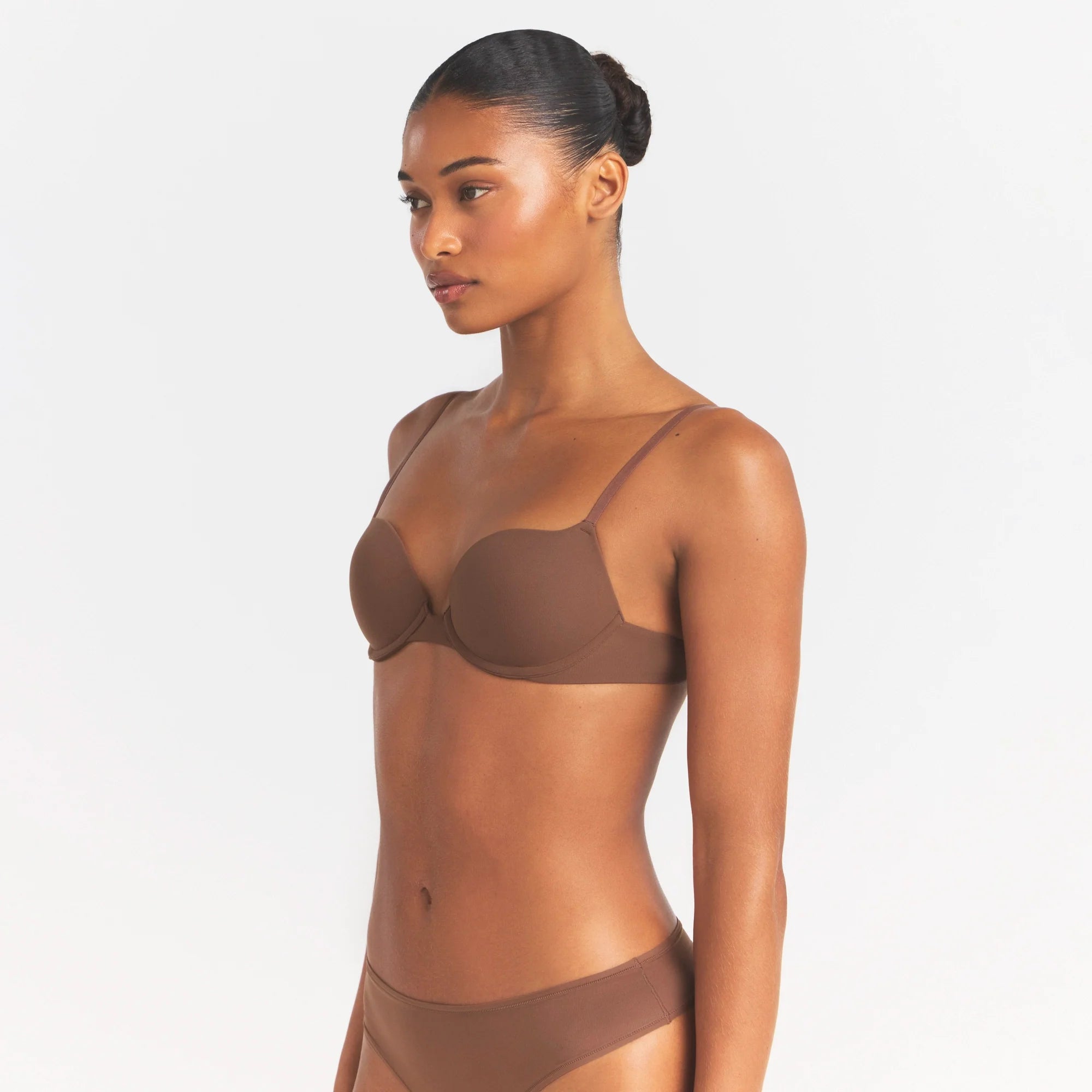 FITS EVERYBODY PUSH-UP BRA | JASPER ON A MODEL SIDE VIEW @ | FOCUS: 0.0, 1.0, 0.9