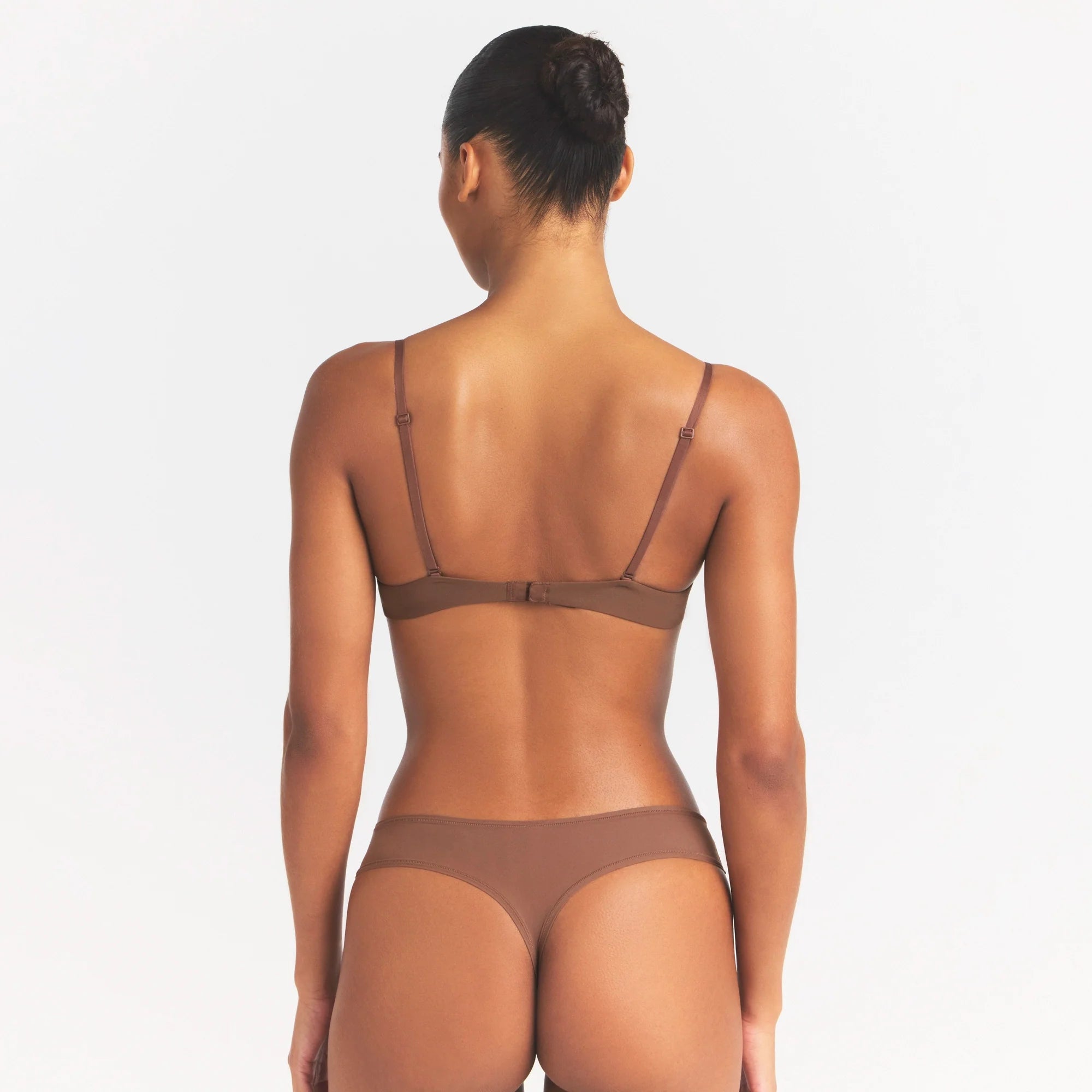 FITS EVERYBODY PUSH-UP BRA | JASPER ON A MODEL SIDE VIEW @ | FOCUS: 0.0, 1.0, 0.9