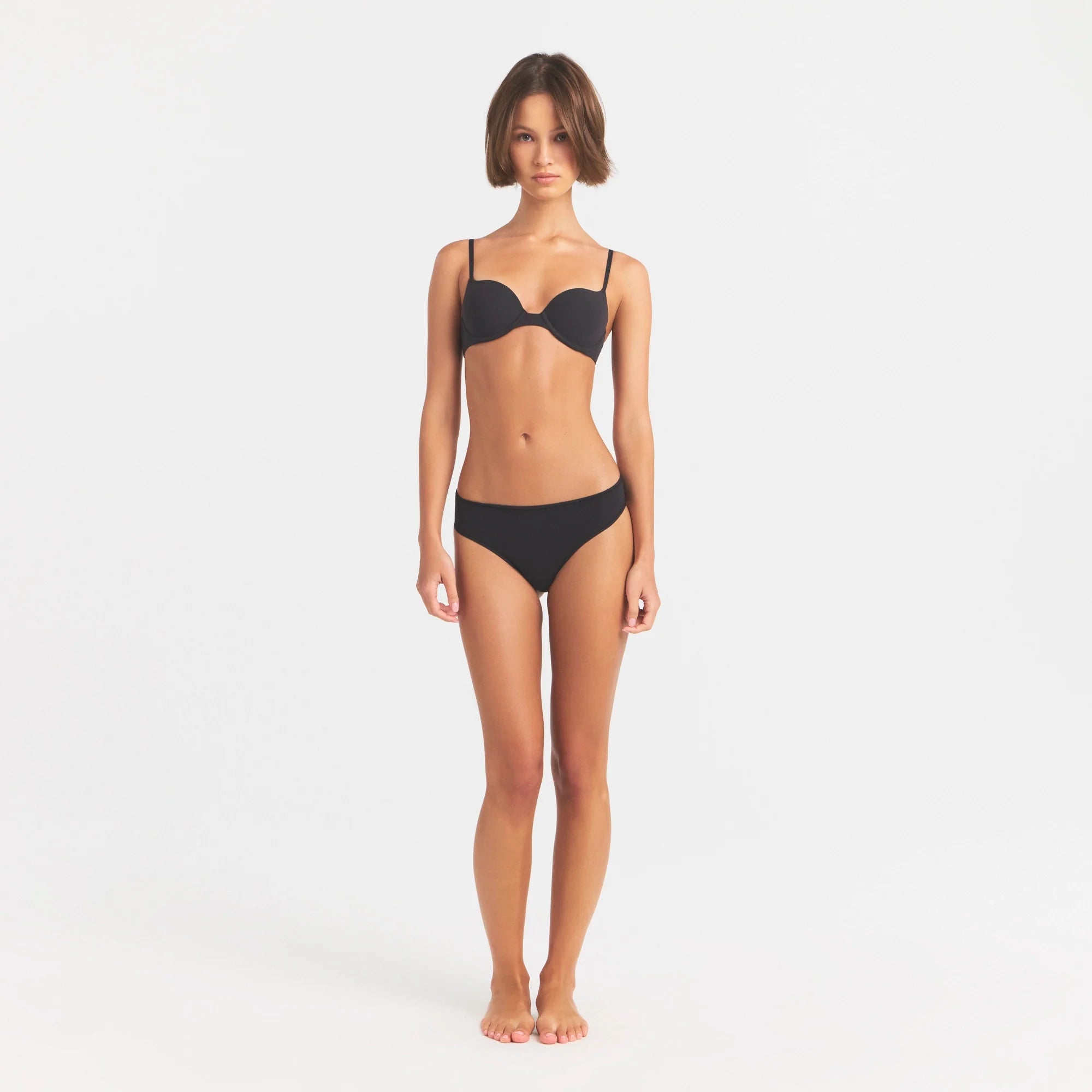 FITS EVERYBODY PUSH-UP BRA | ONYX ON A MODEL FRONT VIEW @ | FOCUS: 0.0, 1.0, 0.9