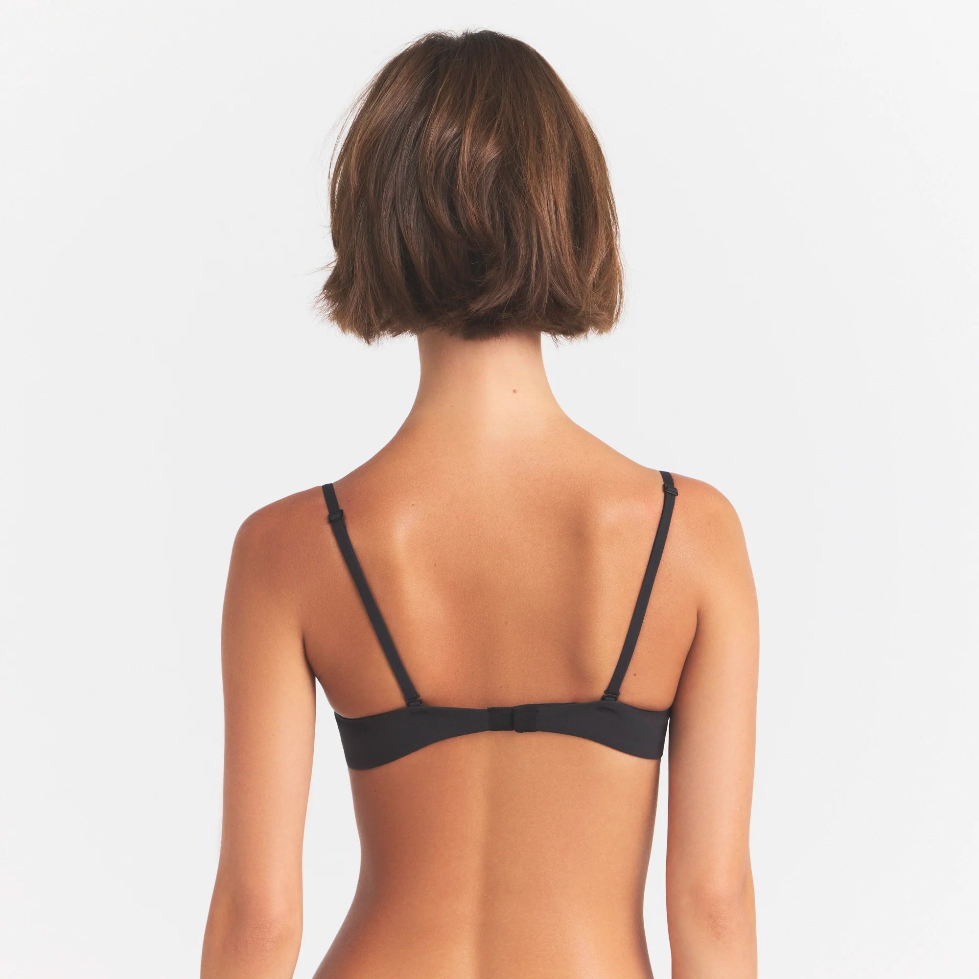 FITS EVERYBODY PUSH-UP BRA | ONYX ON A MODEL SIDE VIEW @ | FOCUS: 0.0, 1.0, 0.9