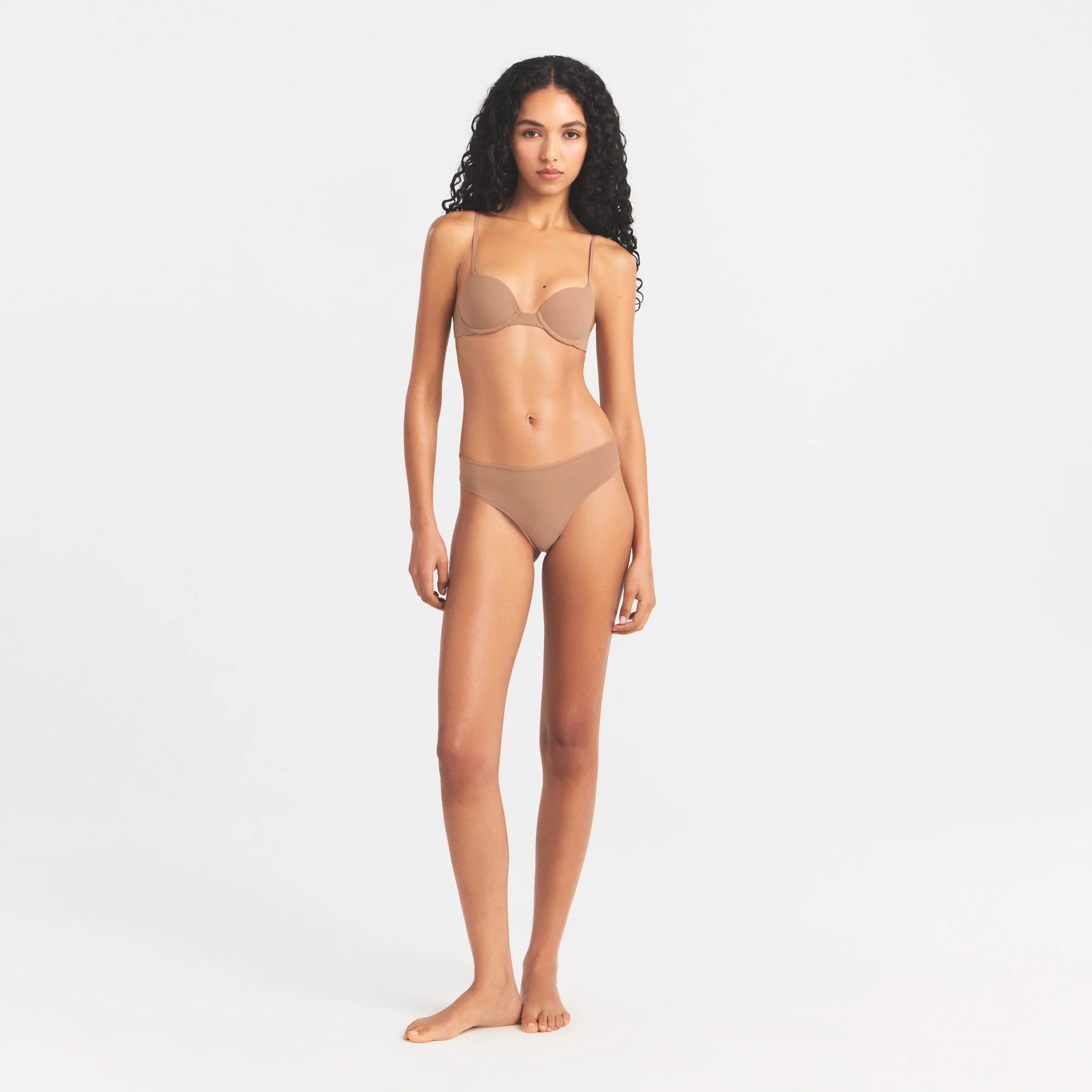 FITS EVERYBODY PUSH-UP BRA | SIENNA ON A MODEL FRONT VIEW @ | FOCUS: 0.0, 1.0, 0.9