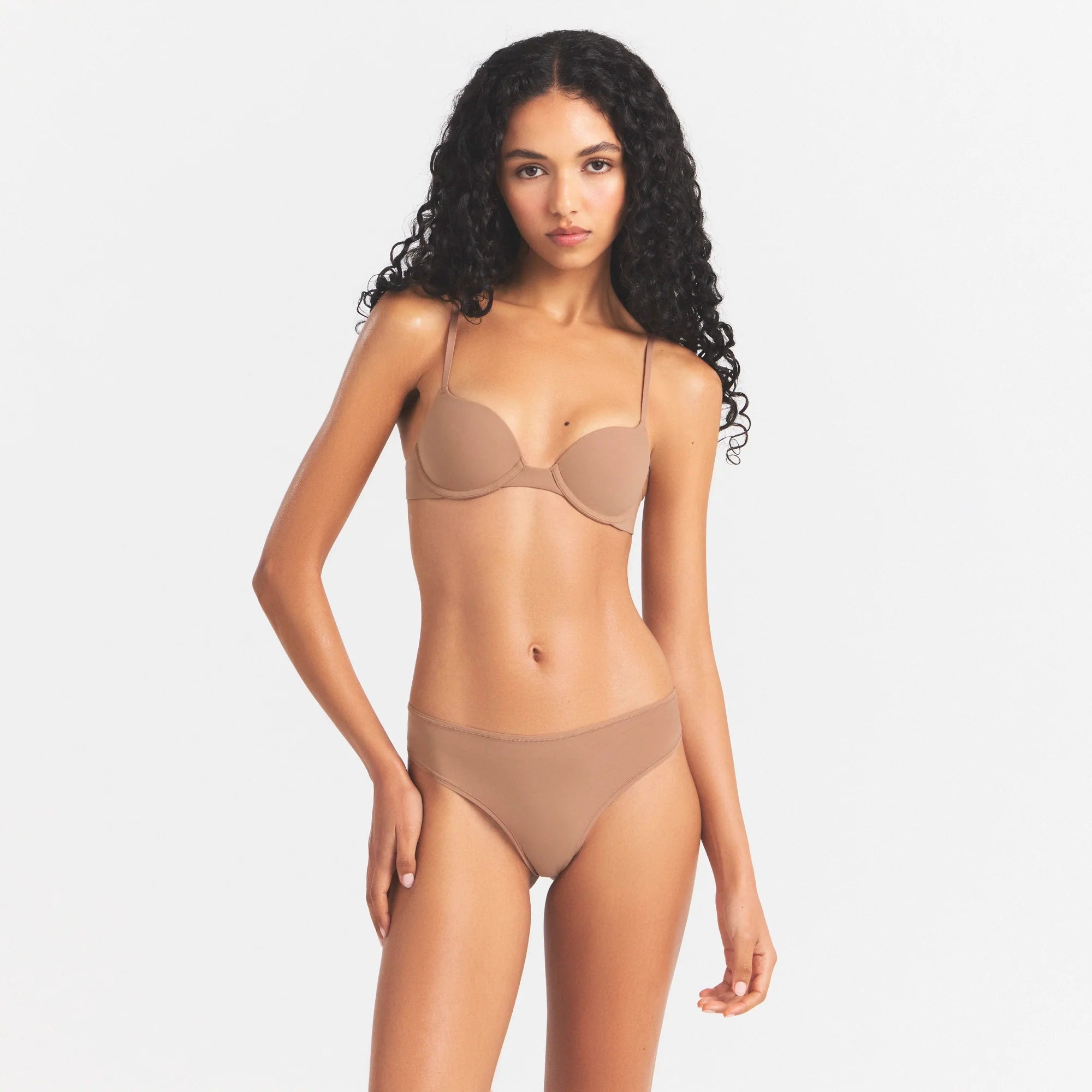 FITS EVERYBODY PUSH-UP BRA | SIENNA ON A MODEL SIDE VIEW @ | FOCUS: 0.0, 1.0, 0.9