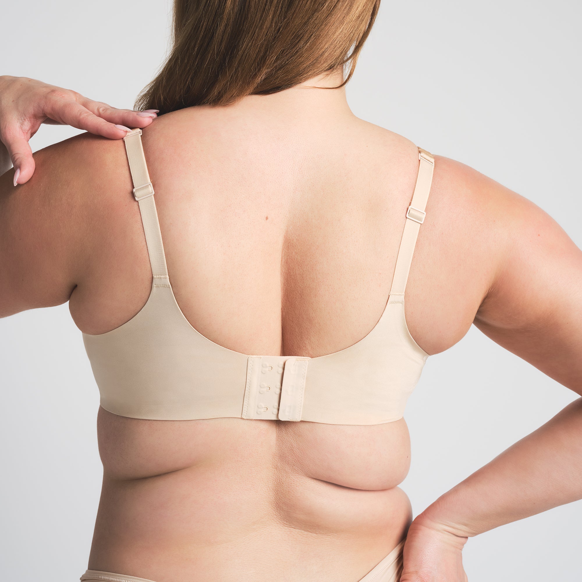 SKIMS ULTIMATE NIPPLE PUSH-UP BRA | SAND ON A MODEL BACK VIEW @ | FOCUS: 0.0, 1.0, 0.9