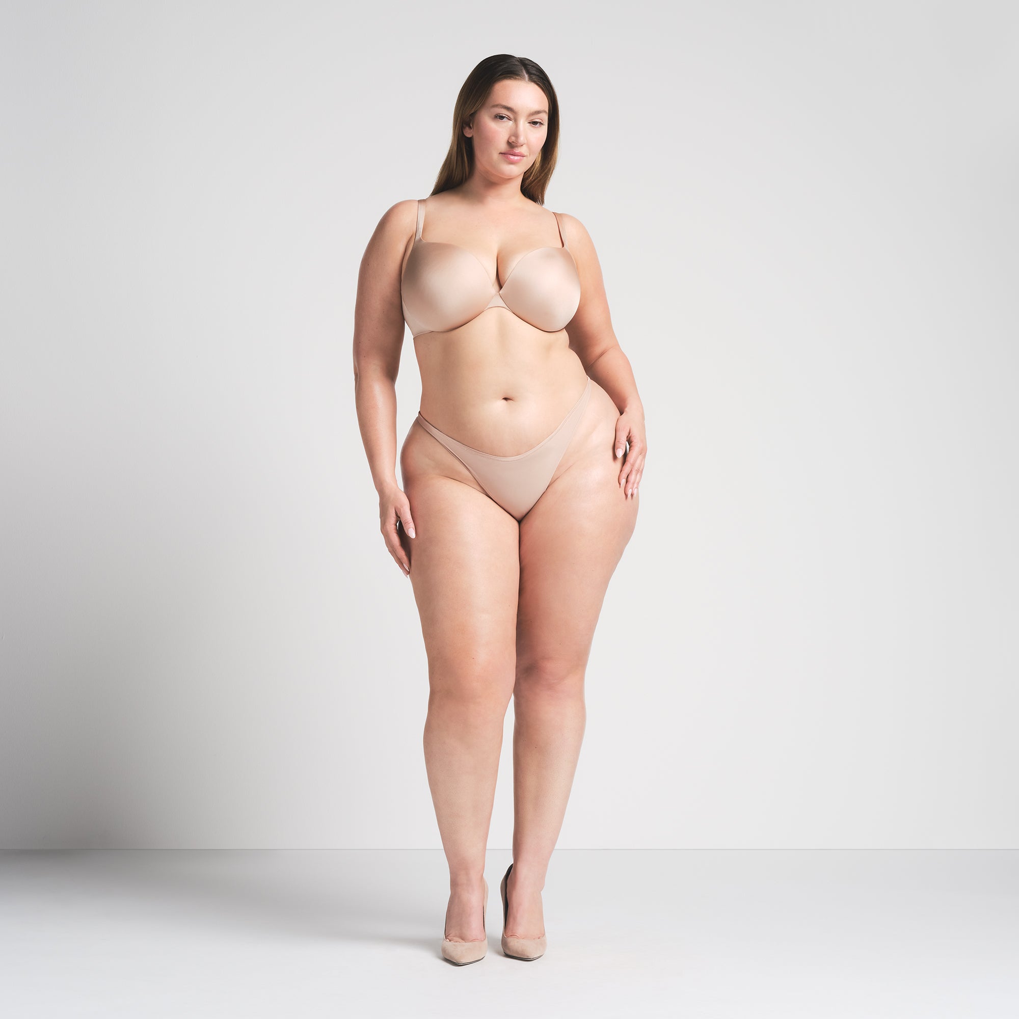 SKIMS ULTIMATE TEARDROP PUSH-UP BRA | MICA ON A MODEL FRONT VIEW @ | FOCUS: 0.0, 1.0, 0.9