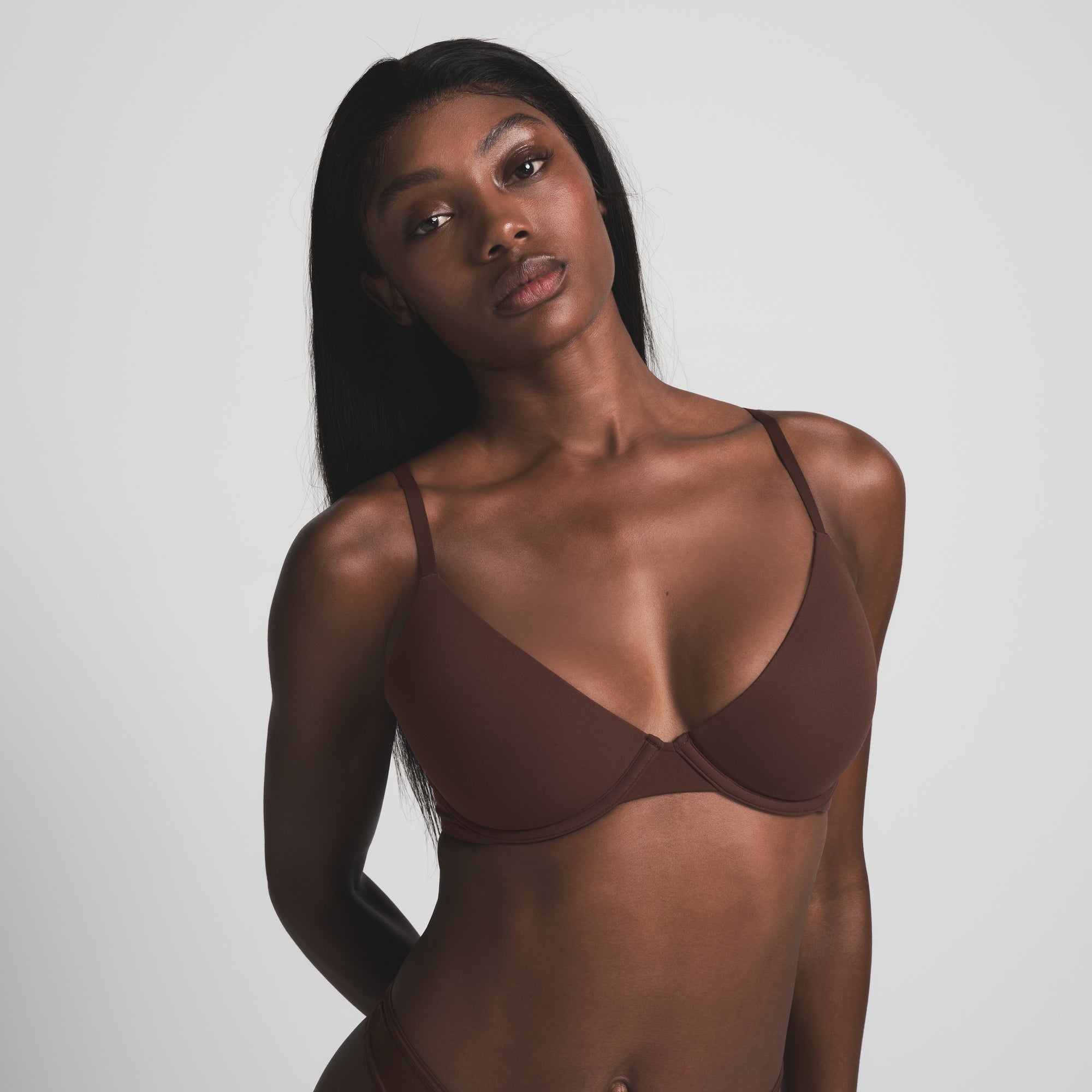 FITS EVERYBODY PLUNGE BRA | COCOA ON A MODEL FRONT VIEW | FOCUS: 0.0, 1.0, 0.9