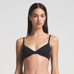 FITS EVERYBODY PLUNGE BRA | ONYX ON A MODEL FRONT VIEW | FOCUS: 0.0, 1.0, 0.9