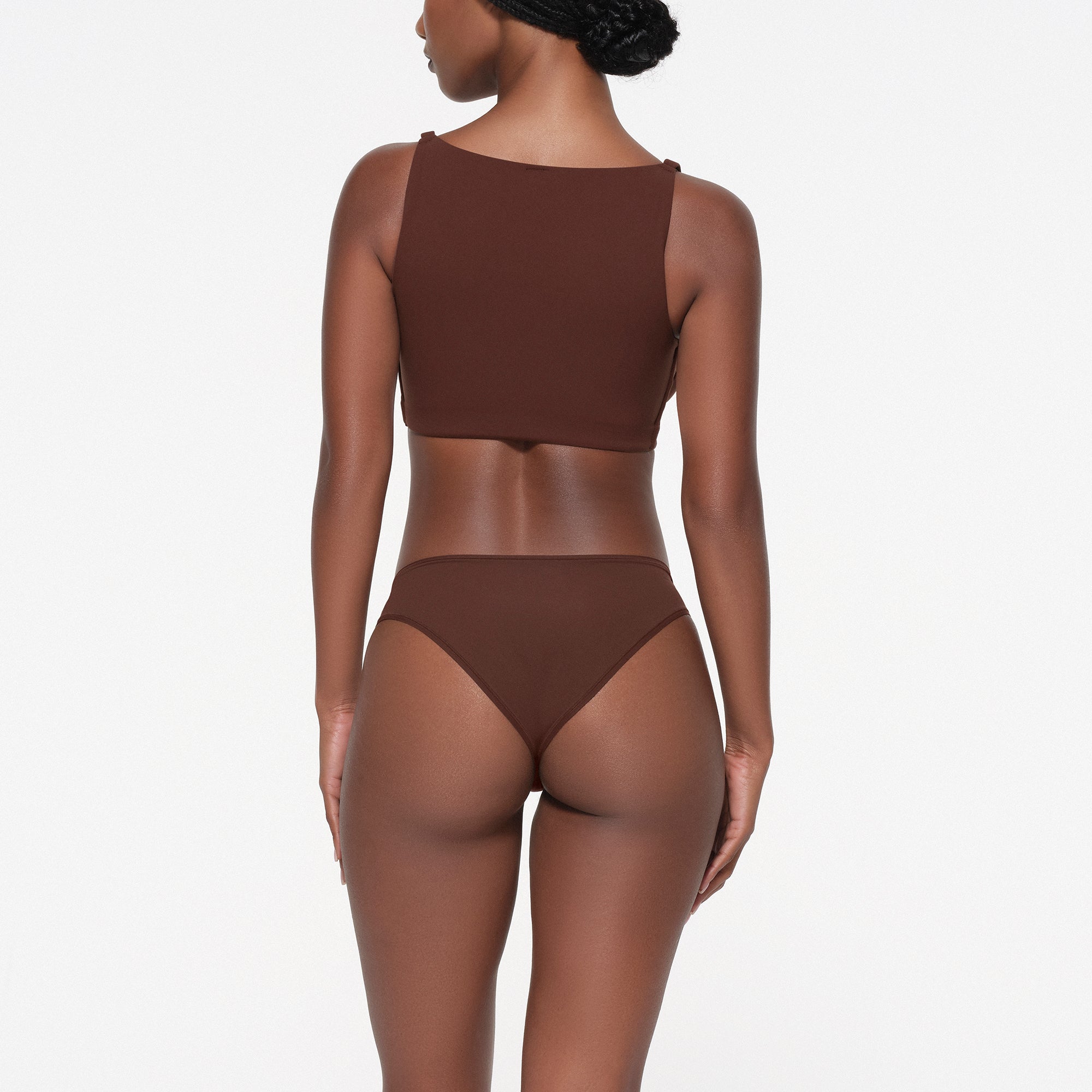 FITS EVERYBODY FULL COVERAGE BACK SMOOTHER BRA | COCOA ON A MODEL BACK VIEW