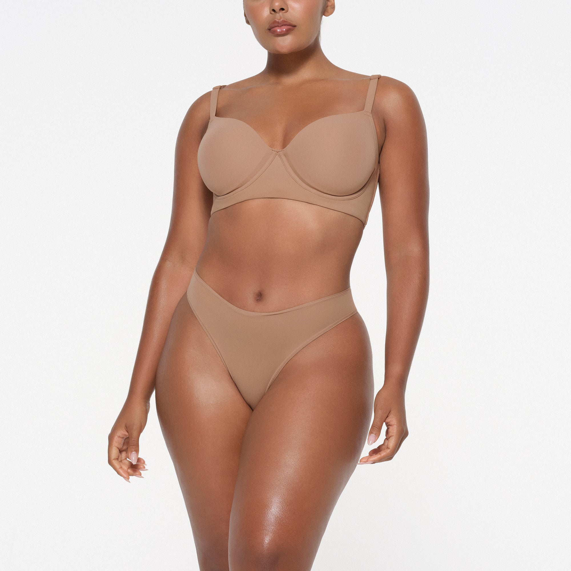 FITS EVERYBODY FULL COVERAGE BACK SMOOTHER BRA | SIENNA ON A MODEL FRONT VIEW