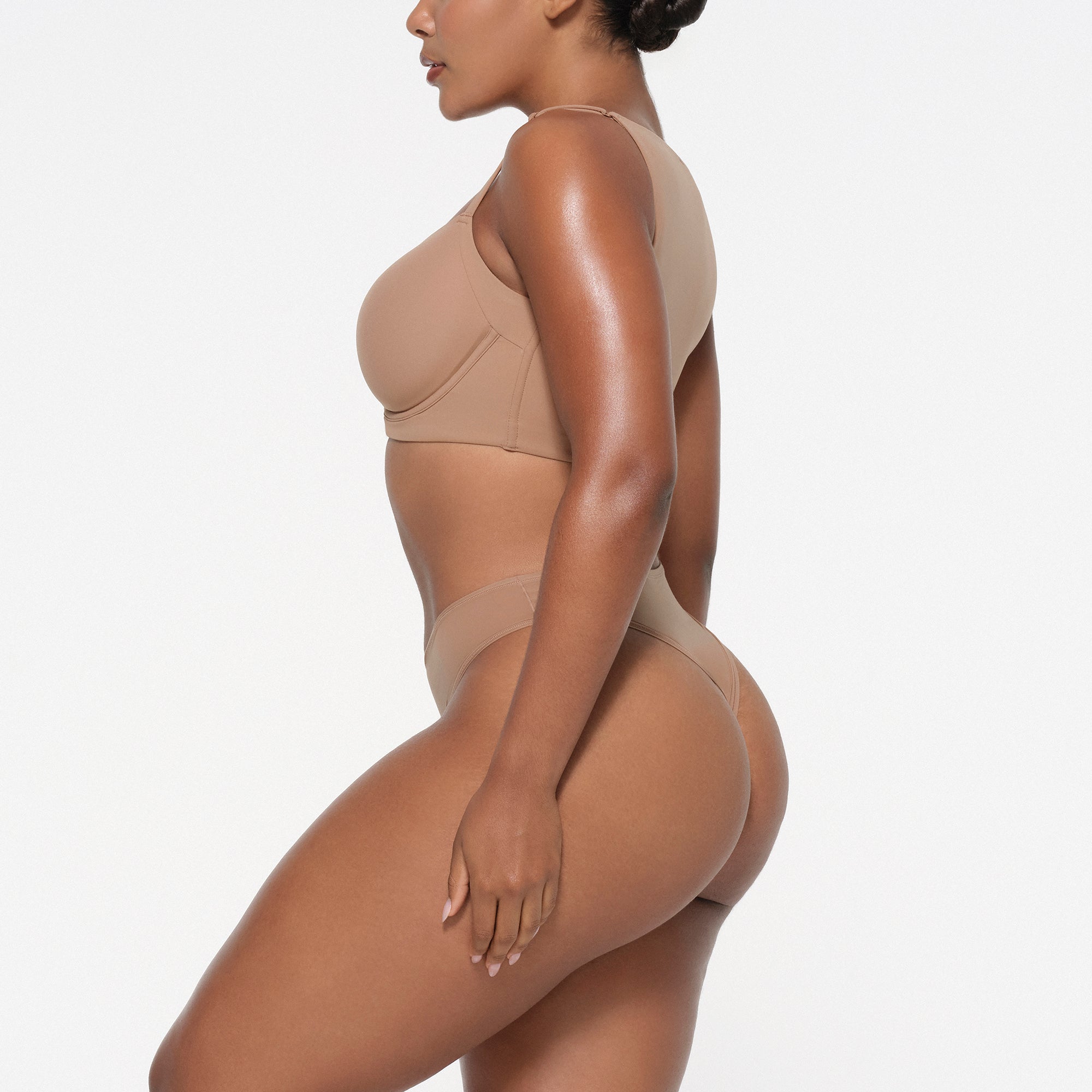 FITS EVERYBODY FULL COVERAGE BACK SMOOTHER BRA | SIENNA ON A MODEL SIDE VIEW