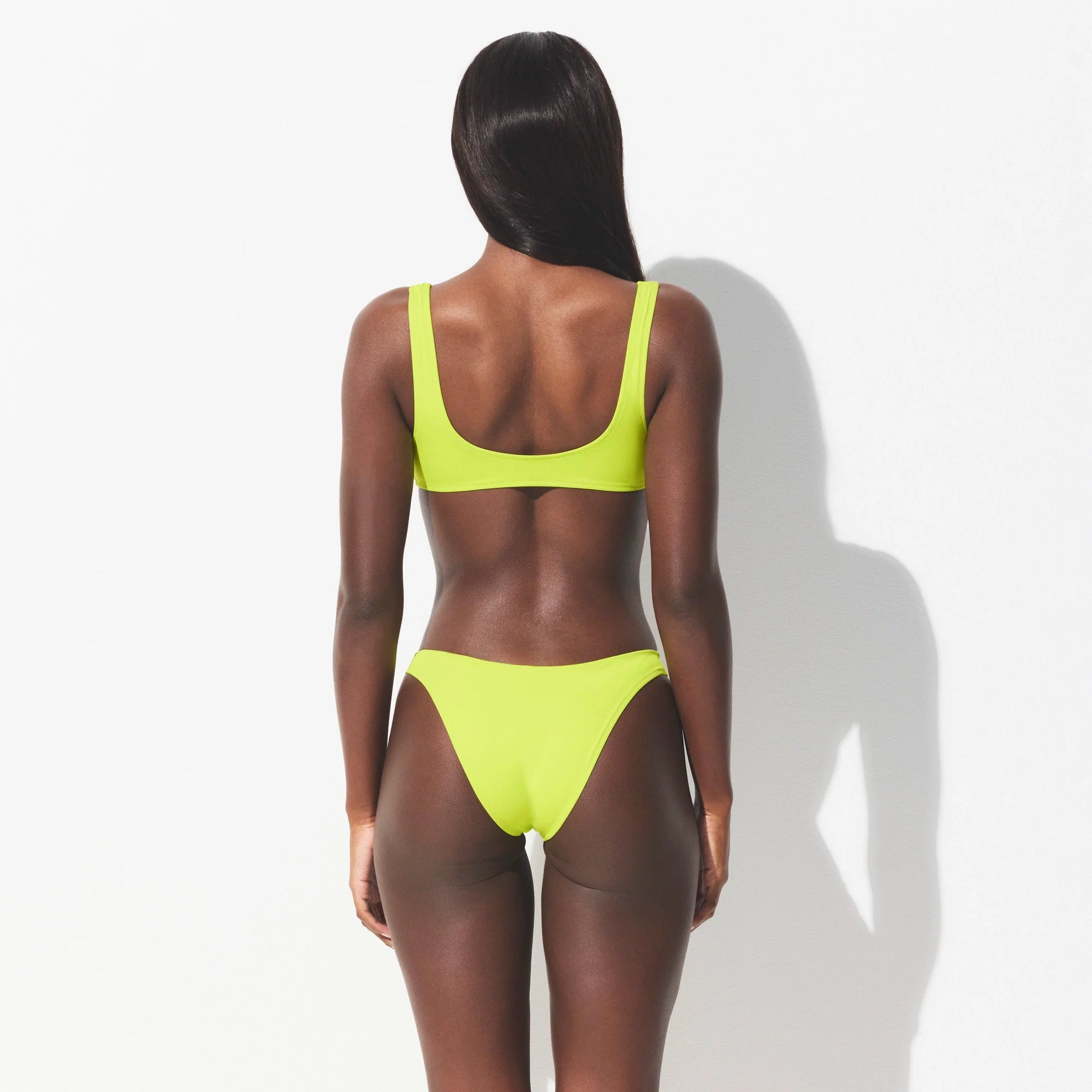 SIGNATURE SWIM TANGA BIKINI BOTTOM | SPHENE ON A MODEL SIDE VIEW @ | FOCUS: 0.0, 1.0, 0.9 