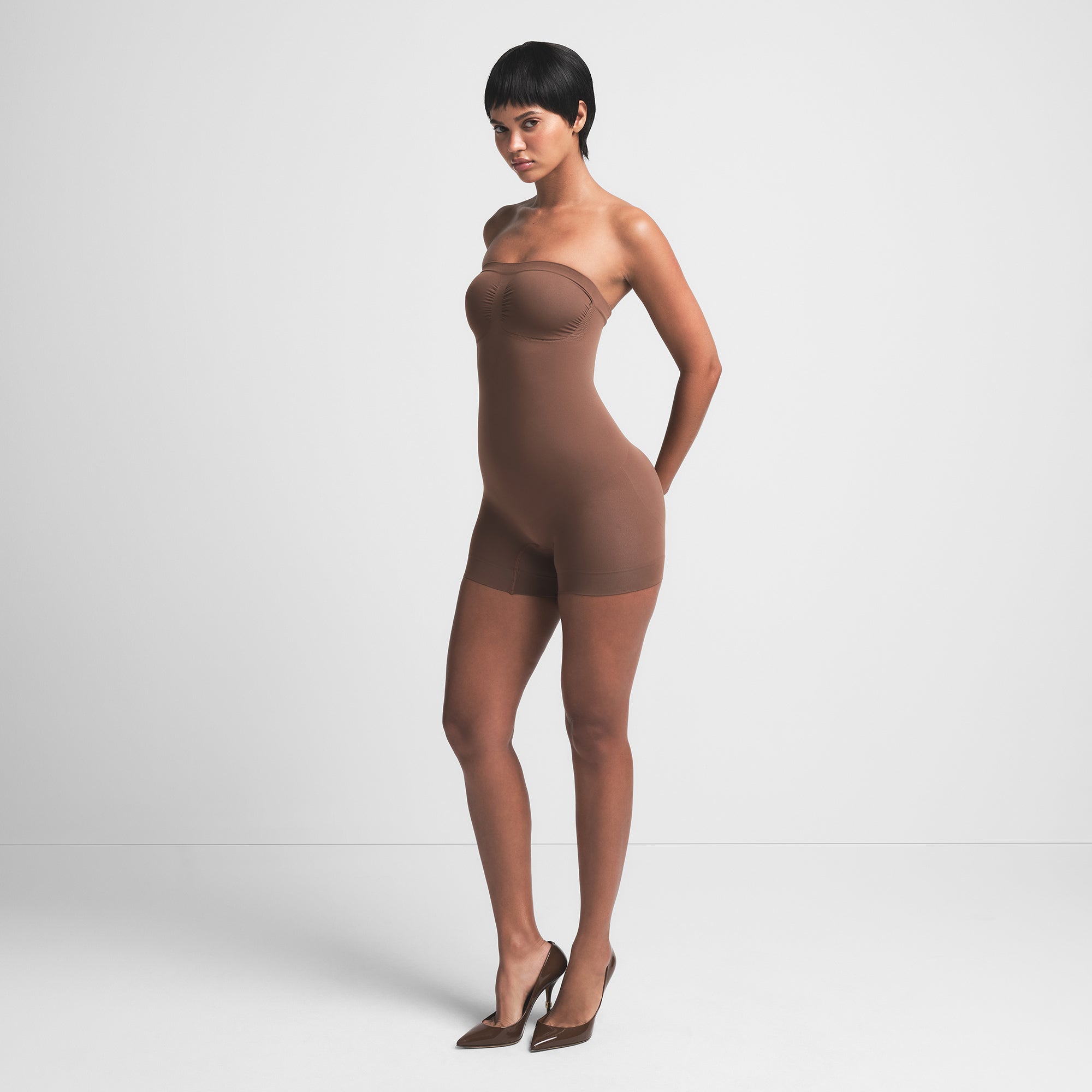 SEAMLESS SCULPT STRAPLESS SHORTIE BODYSUIT | JASPER ON A MODEL SIDE VIEW