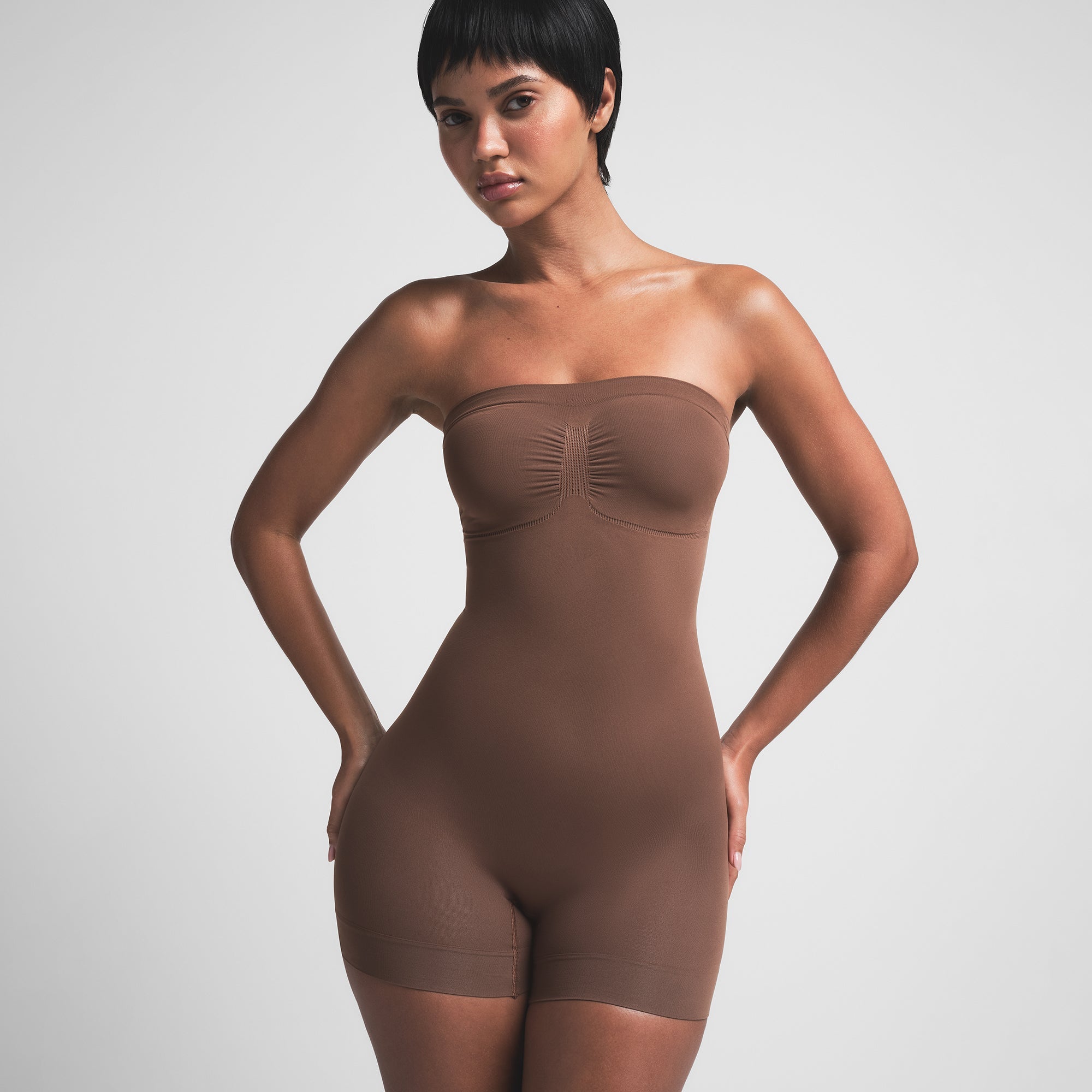 SEAMLESS SCULPT STRAPLESS SHORTIE BODYSUIT | JASPER ON A MODEL FRONT VIEW