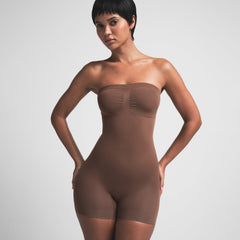 SEAMLESS SCULPT STRAPLESS SHORTIE BODYSUIT | JASPER ON A MODEL FRONT VIEW