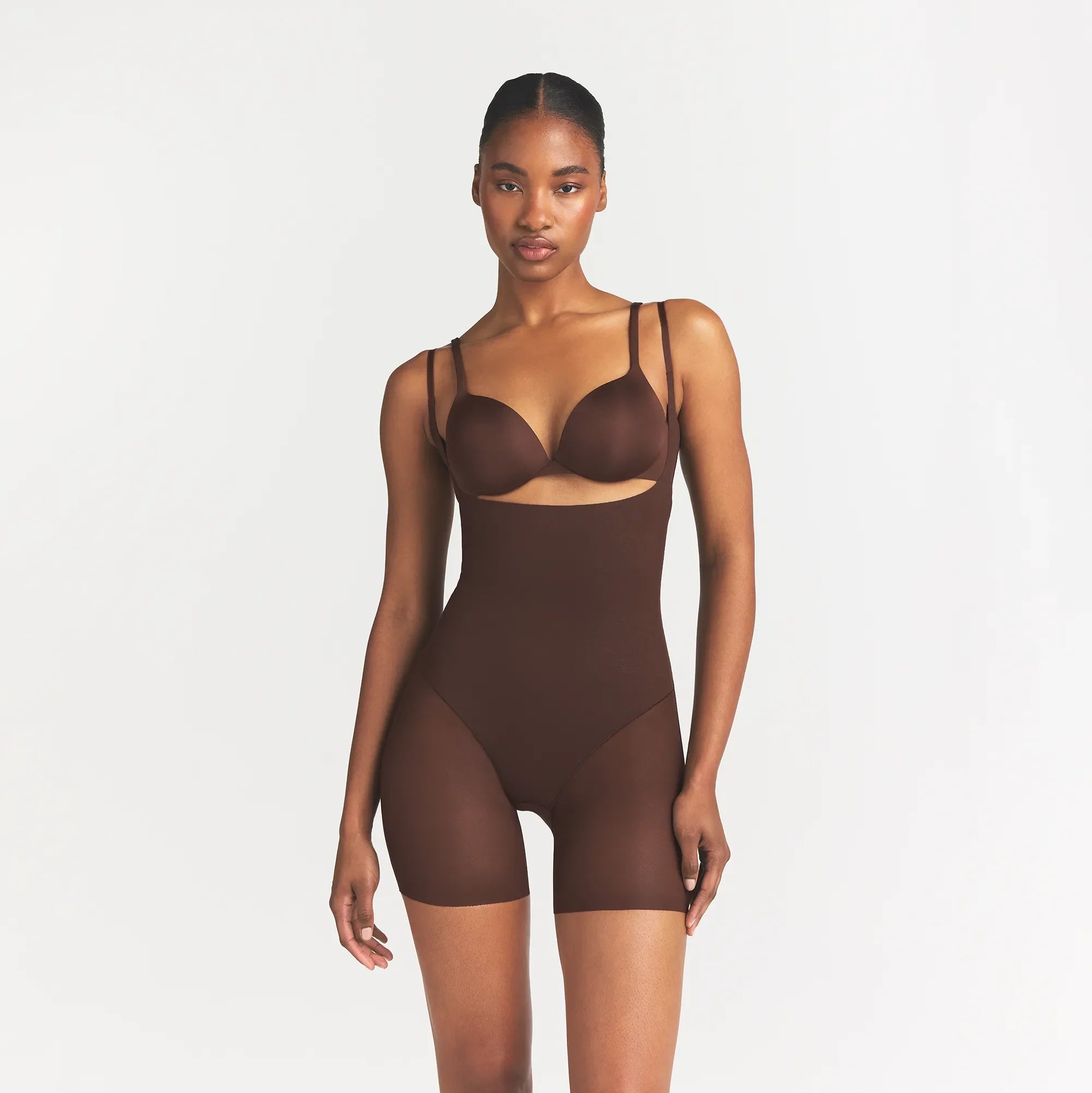 POWER MESH SHAPEWEAR CORE SCULPT OPEN BUST MID THIGH BODYSUIT | COCOA ON A MODEL FRONT VIEW @