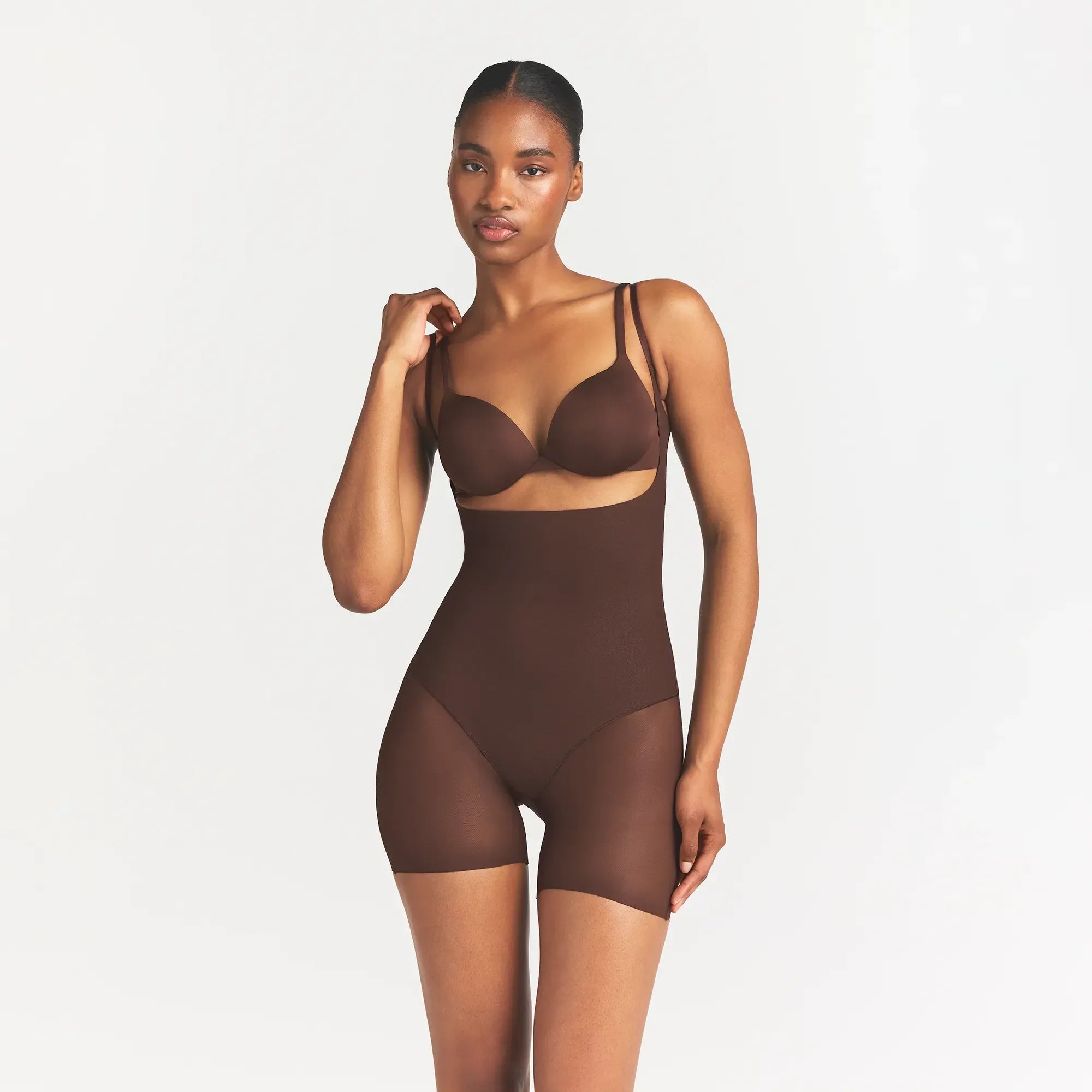 SKIMS BODY CORE SCULPT BACK SMOOTHING OPEN BUST MID THIGH BODYSUIT | COCOA ON A MODEL FRONT VIEW @