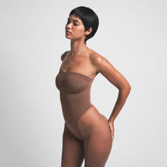 SEAMLESS SCULPT STRAPLESS THONG BODYSUIT | JASPER ON A MODEL SIDE VIEW
