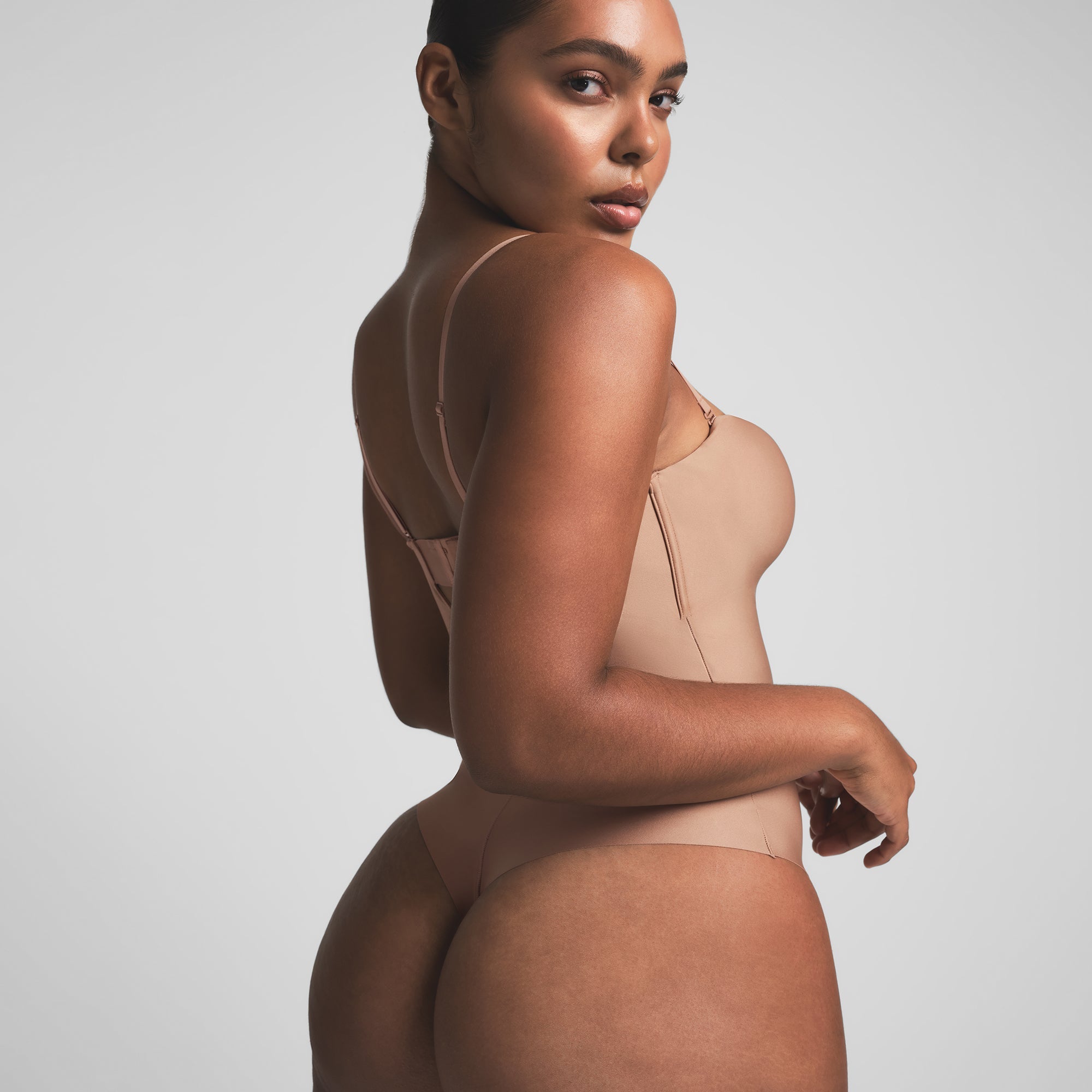 SKIMS BODY UNDERWIRE THONG BODYSUIT | SIENNA ON A MODEL SIDE VIEW