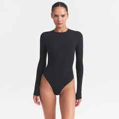 FITS EVERYBODY LONG SLEEVE CREW NECK BODYSUIT | ONYX ON A MODEL SIDE VIEW @ | FOCUS: 0.0, 1.0, 0.9