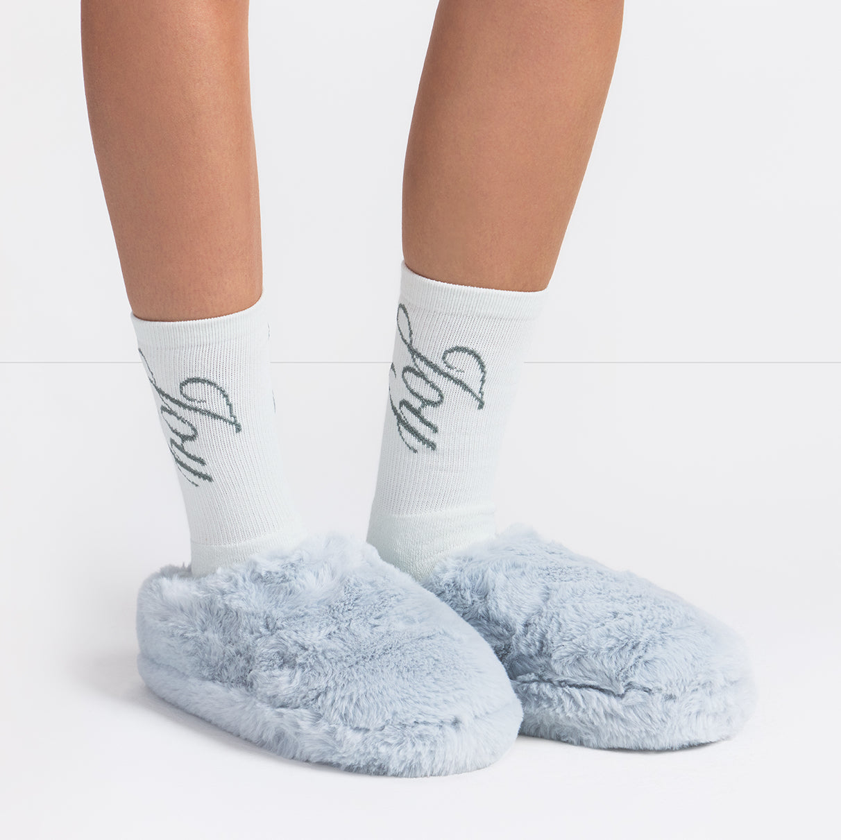 FAUX FUR SLIPPER | ZEN BLUE ON A MODEL FRONT VIEW @ | FOCUS: 0.0, 1.0, 0.9
