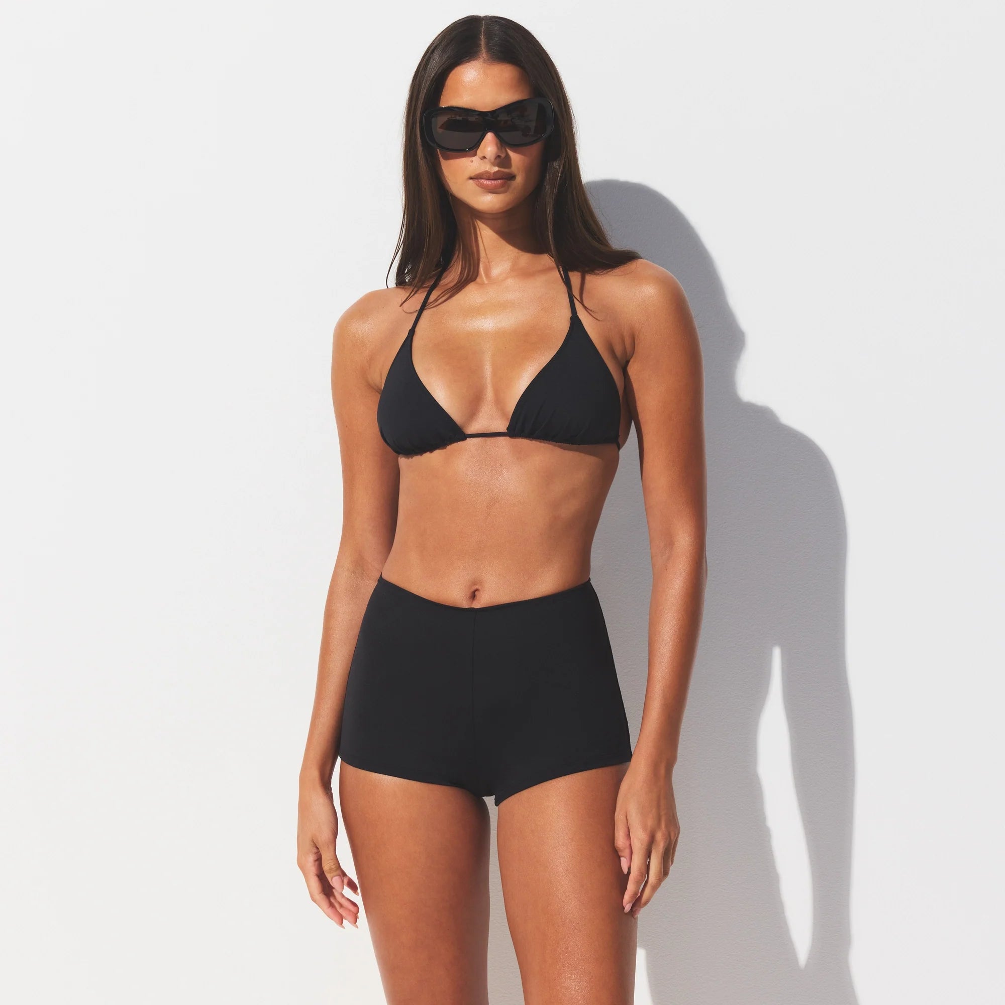 SIGNATURE SWIM SHORT BIKINI BOTTOM | ONYX ON A MODEL SIDE VIEW @ | FOCUS: 0.0, 1.0, 0.9 @ | FOCUS: 0.0, 1.0, 0.9 