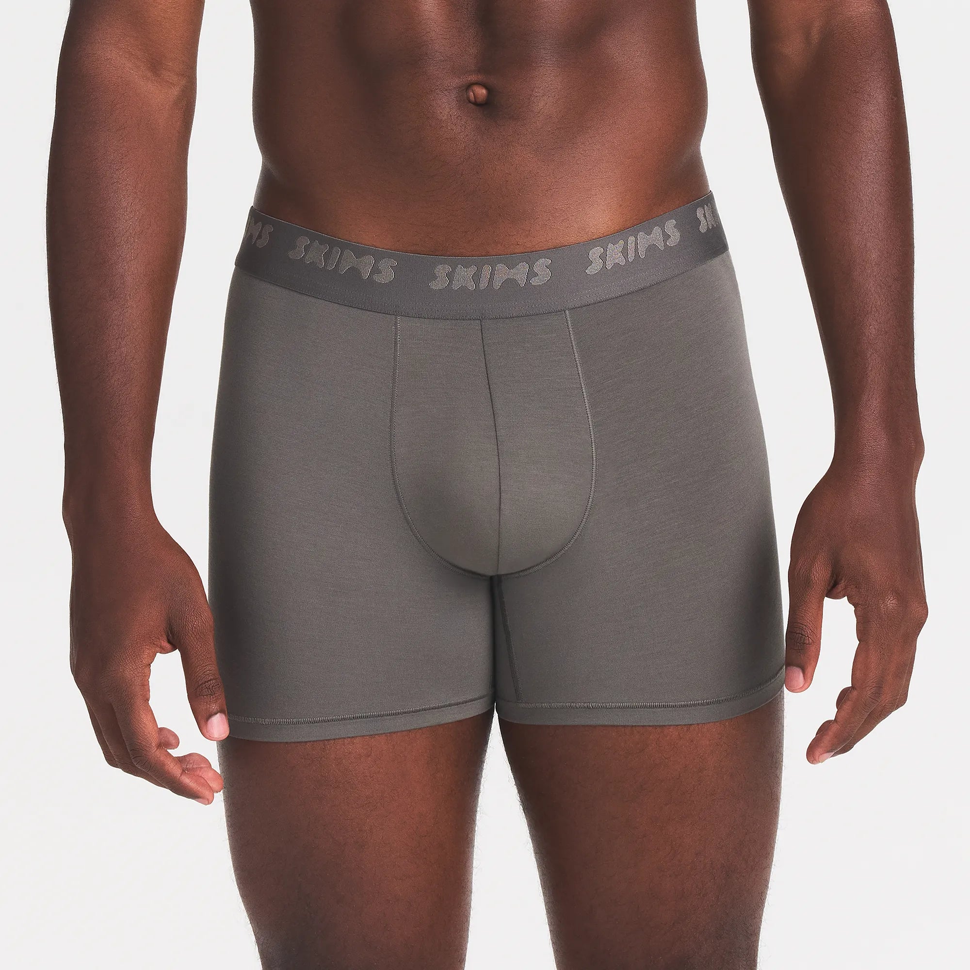 SKIMS STRETCH MENS 3" BOXER BRIEF 5-PACK | IRIS GUNMETAL MULTI ON A MODEL FRONT VIEW@ | FOCUS: 0.0, 1.0, 0.9