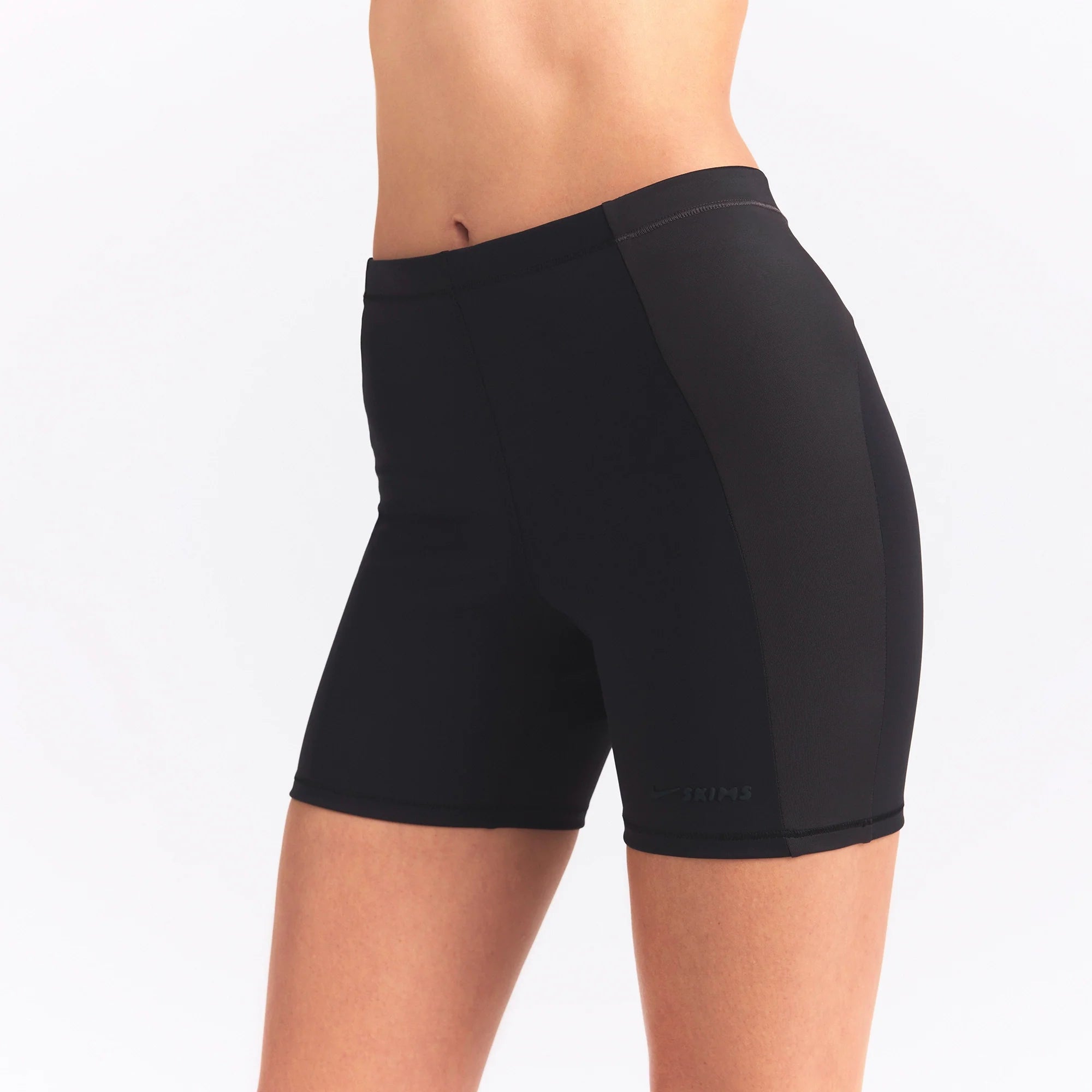 NikeSKIMS MATTE AND SHINE 5" BIKER SHORT | OBSIDIAN/IGNEOUS ON A MODEL SIDE VIEW @ | FOCUS: 0.0, 1.0, 0.9