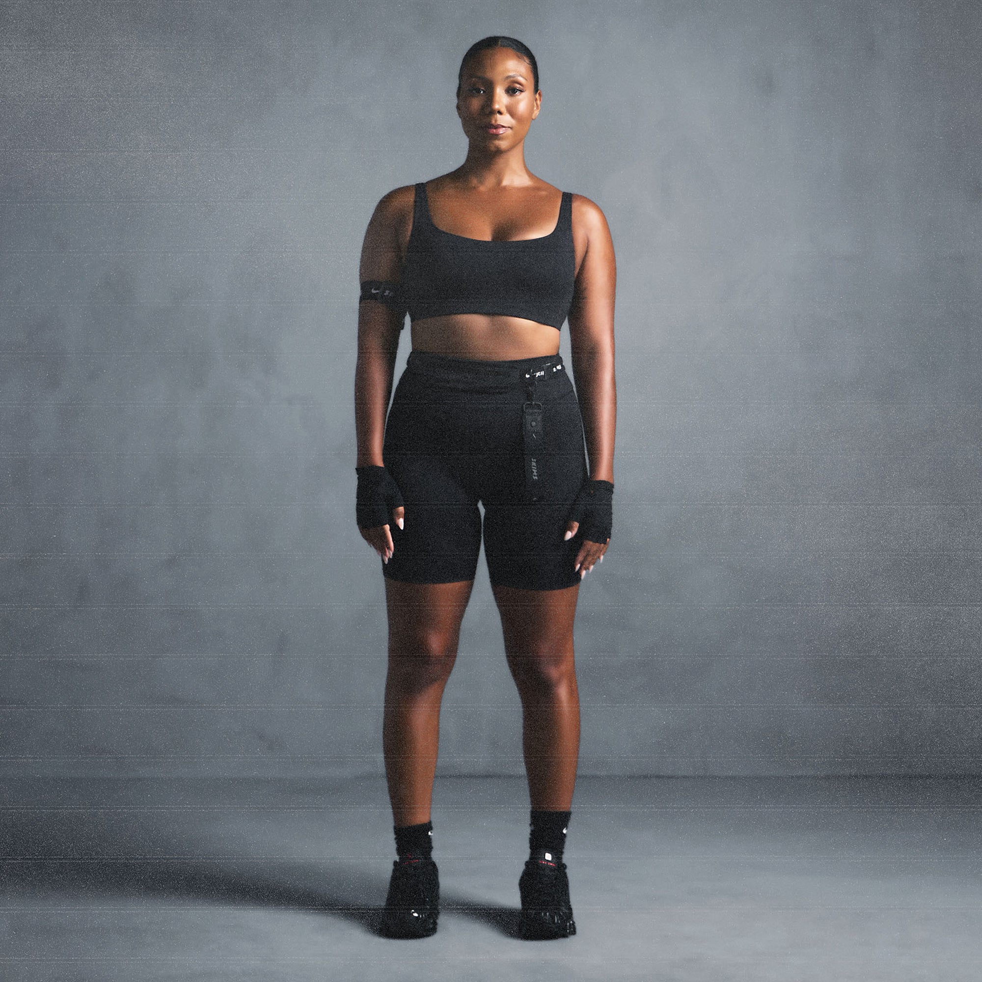 NikeSKIMS MATTE 7" BIKER SHORT | OBSIDIAN ON A MODEL SIDE VIEW @ | FOCUS: 0.0, 1.0, 0.9