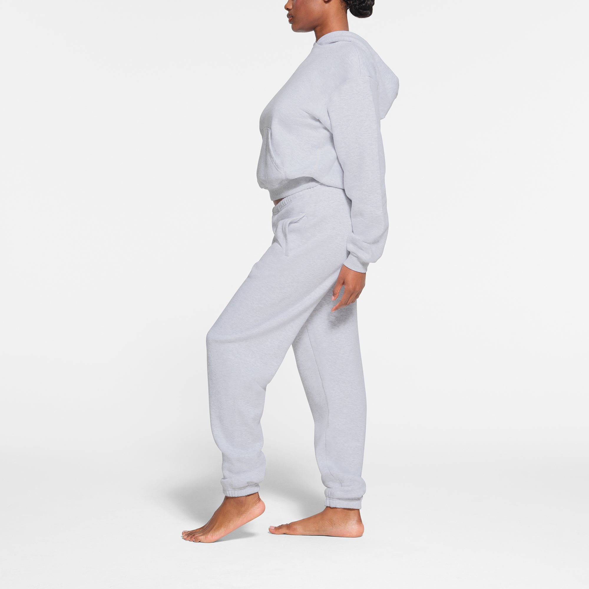 COTTON FLEECE CLASSIC JOGGER | LIGHT HEATHER GREY ON A MODEL SIDE VIEW