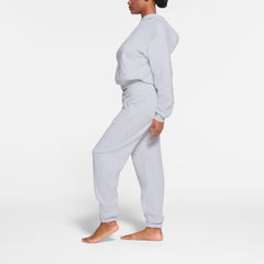 COTTON FLEECE CLASSIC JOGGER | LIGHT HEATHER GREY ON A MODEL SIDE VIEW