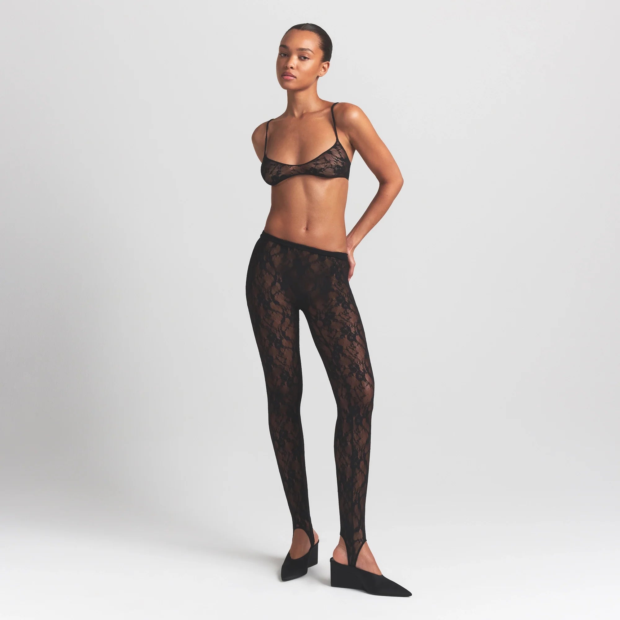 STRETCH LACE STIRRUP LEGGING | SOOT ON A MODEL FRONT VIEW @ | FOCUS: 0.0, 1.0, 0.9