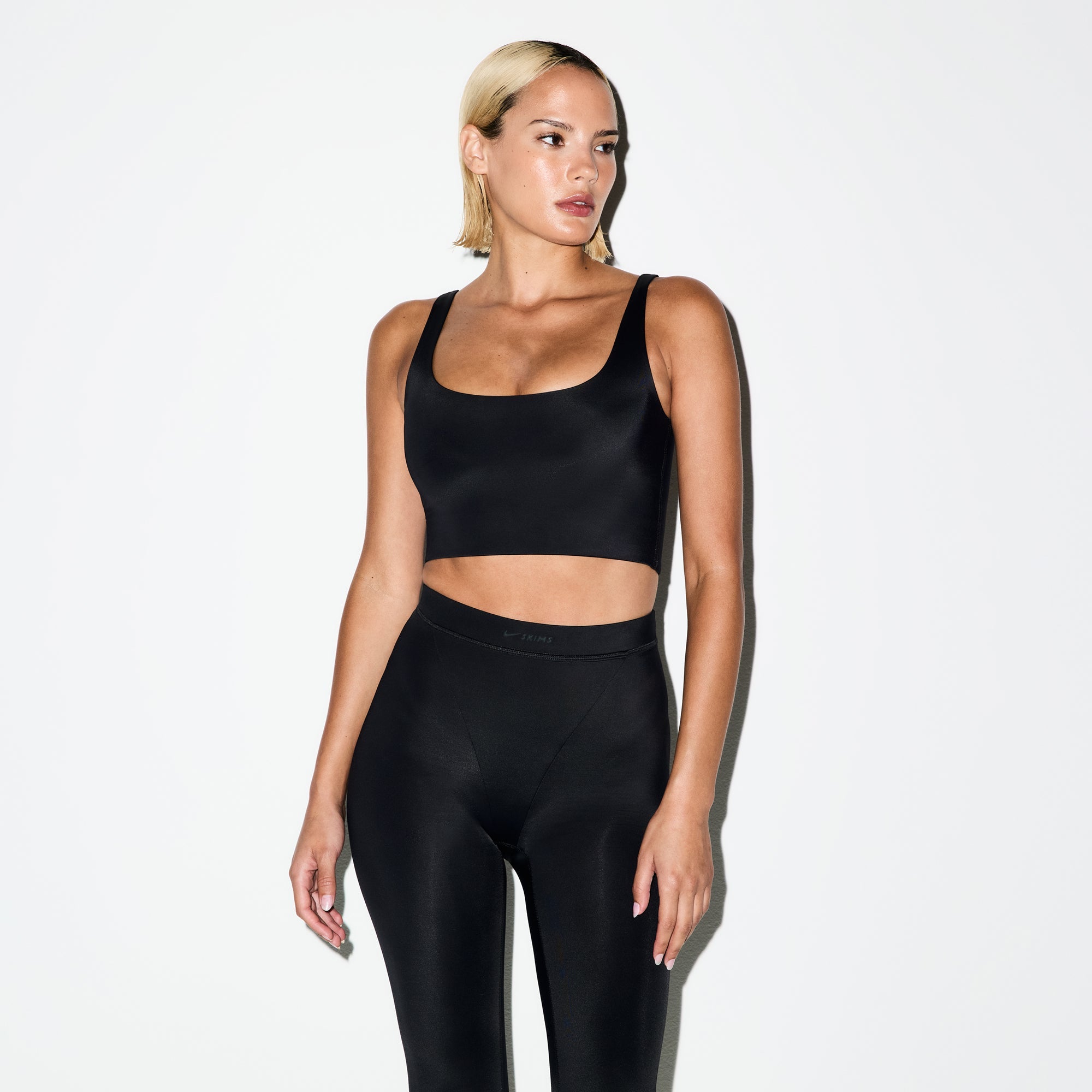 NikeSKIMS SHINE V-LINE 26" LEGGING | OBSIDIAN ON A MODEL SIDE VIEW @ | FOCUS: 0.0, 1.0, 0.9